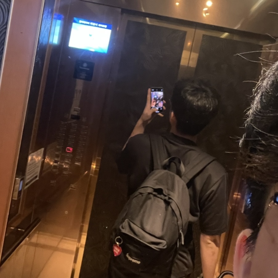 Supreme Canvas Backpack Black, Human Made Heart Keyring Red 착용 스타일