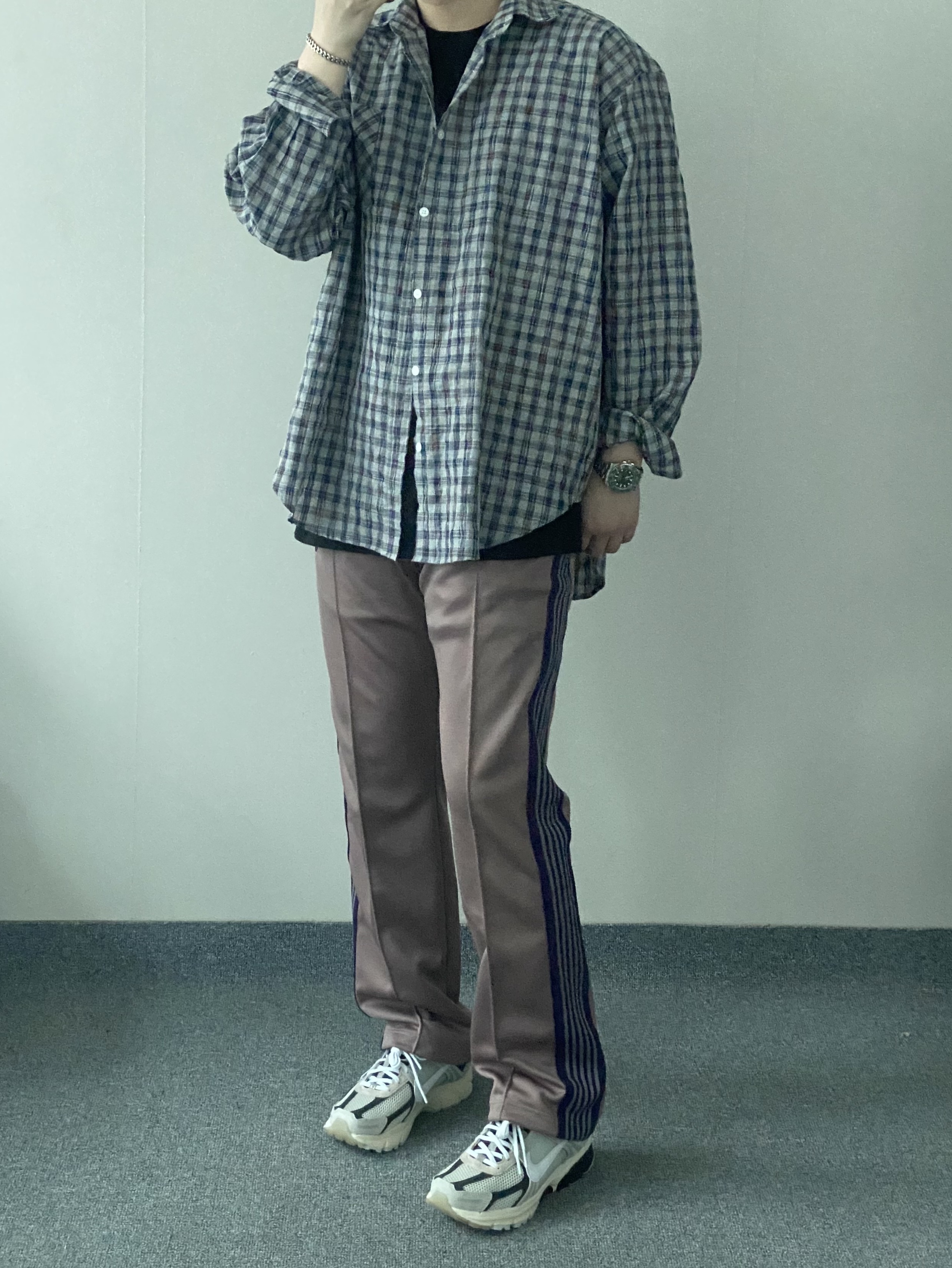 Nike Zoom Vomero 5 Light Bone and Black, Needles Narrow Track Pants Poly Smooth Taupe 착용 스타일