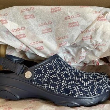 Crocs x Levi's All Terrain Clog Navy 착용 스타일