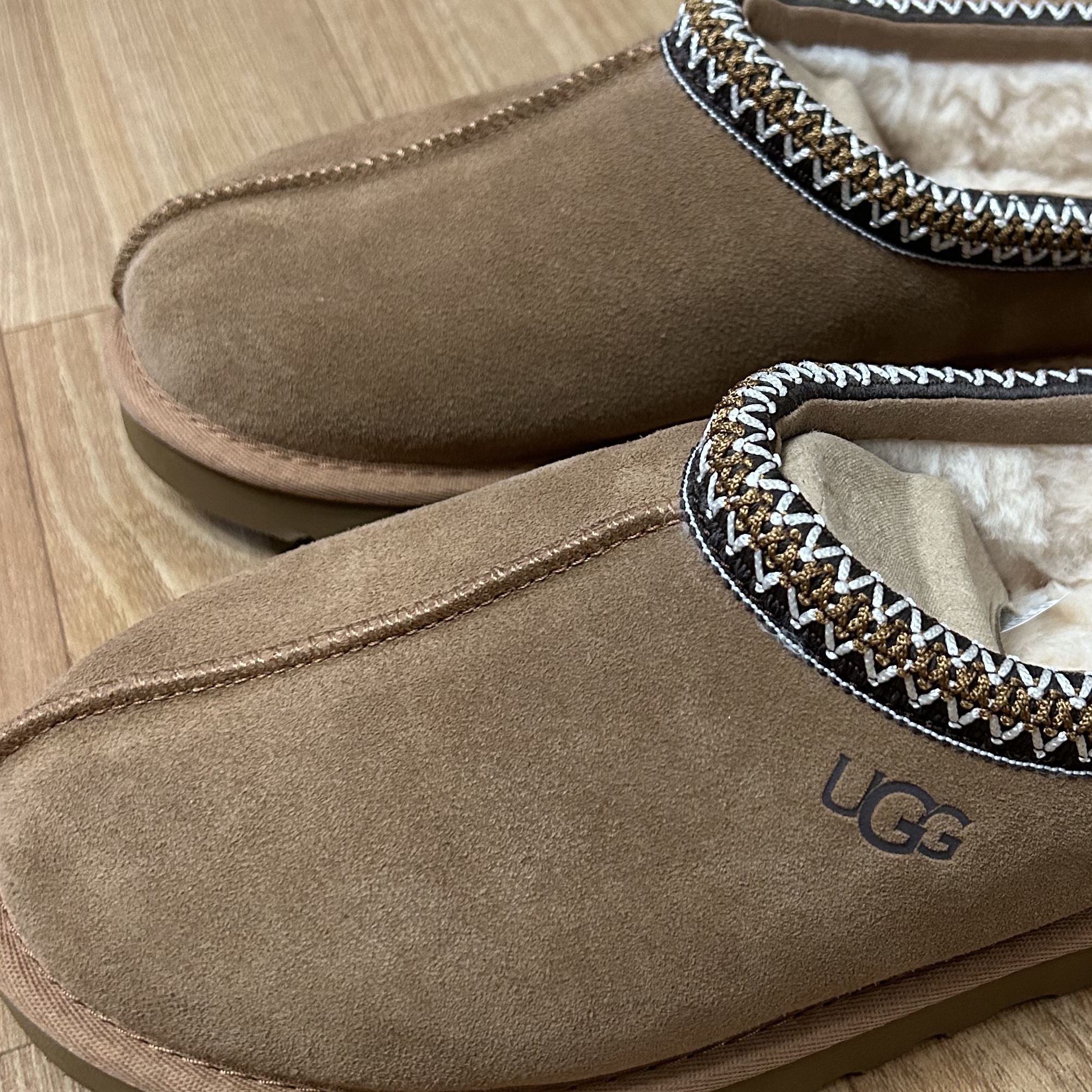 (W) UGG Tasman Slipper Chestnut 착용 스타일