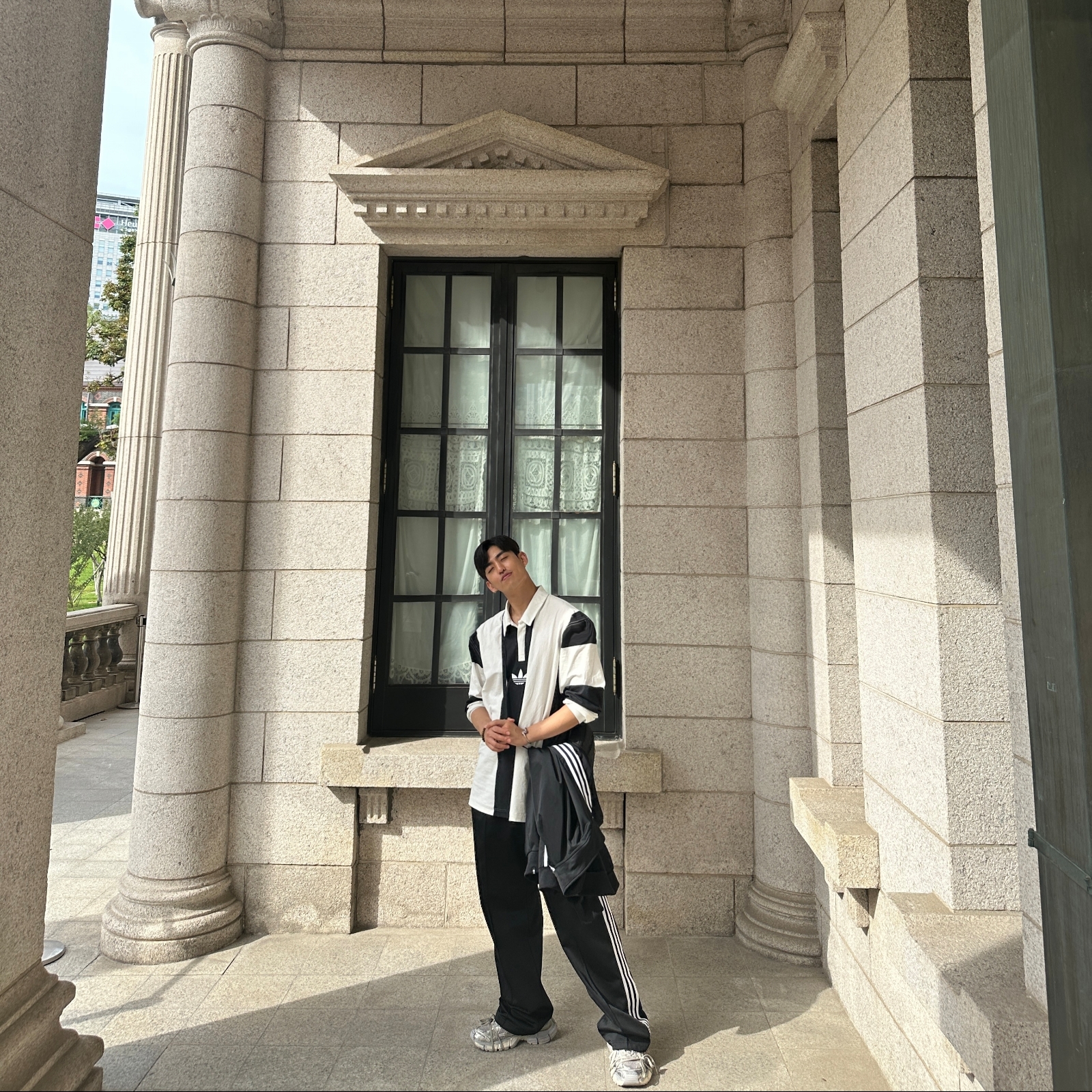 Balenciaga 3XL Sneakers Light Beige, Adidas Huck Rugby Long Sleeve T-Shirt Black - KR Sizing 착용 스타일 - 1