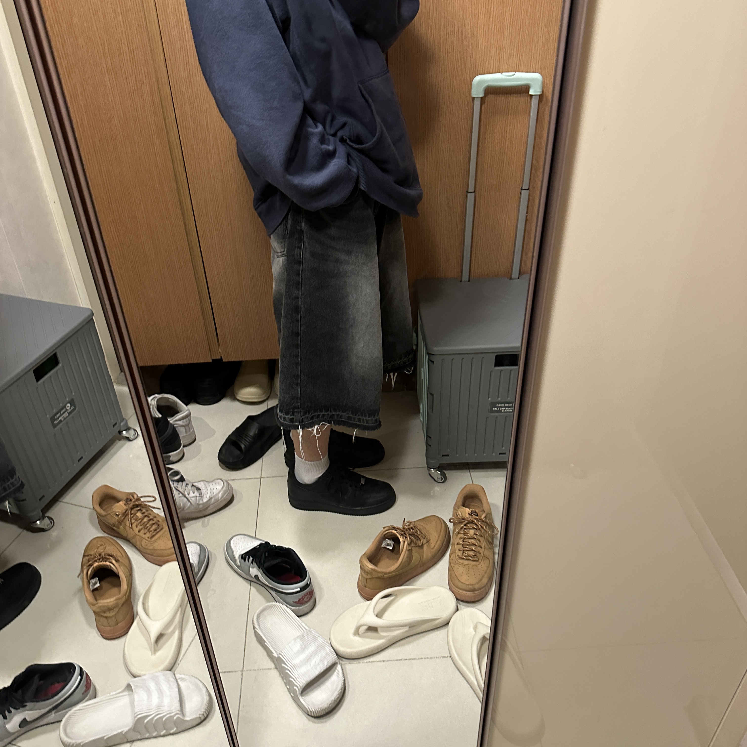 Nike Air Force 1 '07 Low Triple Black, Nike Air Force 1 '07 Low White 착용 스타일 - 1