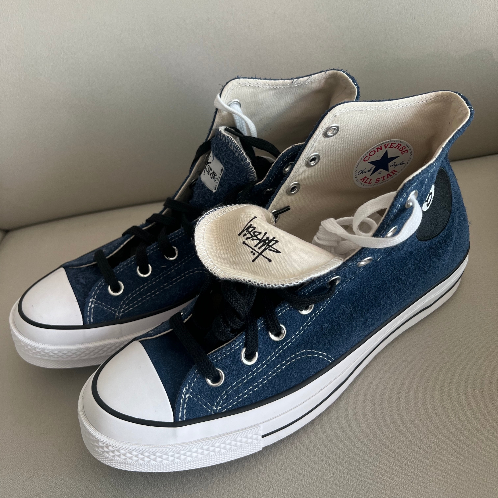 Converse x Stussy Chuck 70 High 8 Ball Navy 착용 스타일 - 1