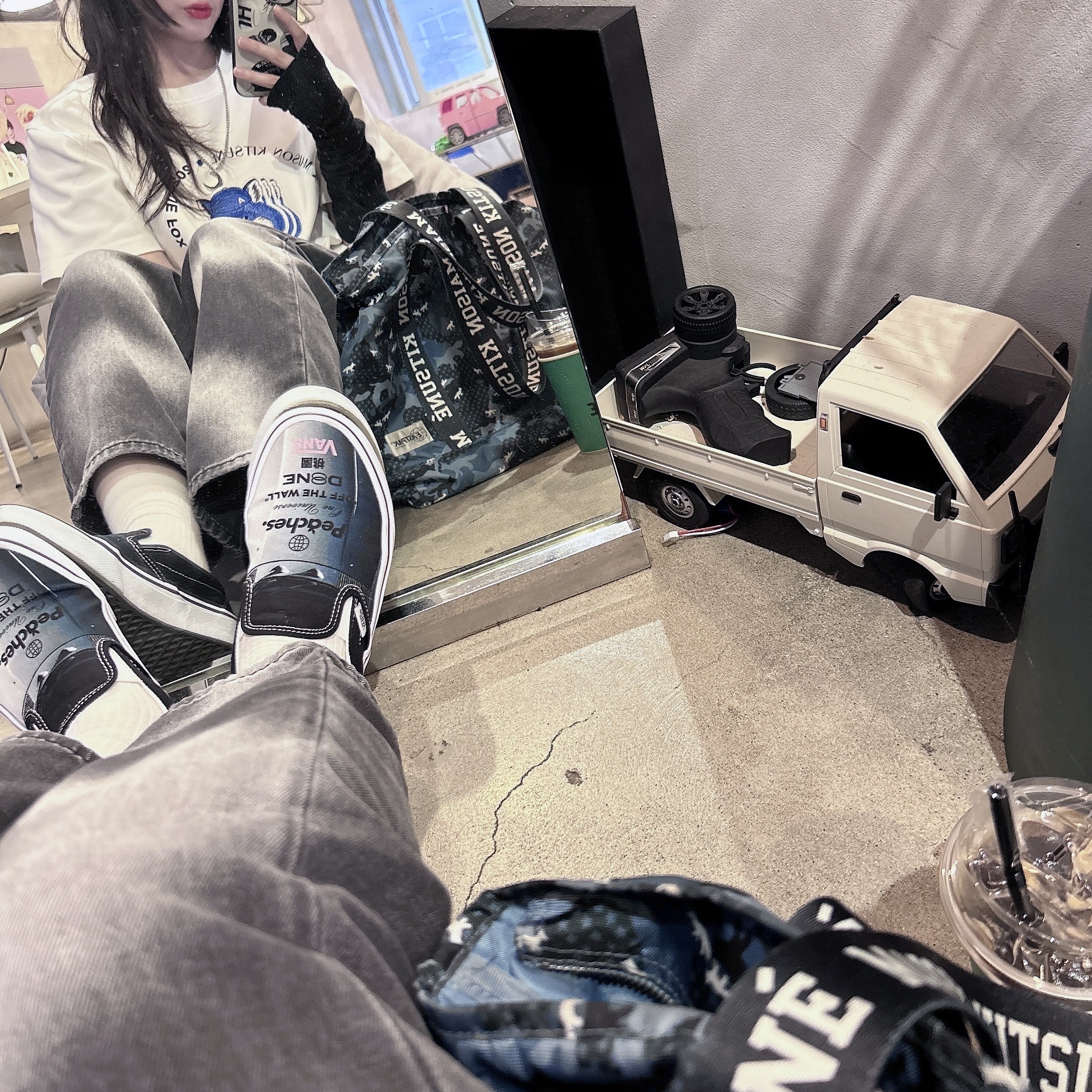 Maison Kitsune x Ader Error Triple Fox Head Logo T-Shirt Off White, Vans x Peaches. Classic Slip-On Black True White (Special Box) 착용 스타일 - 3