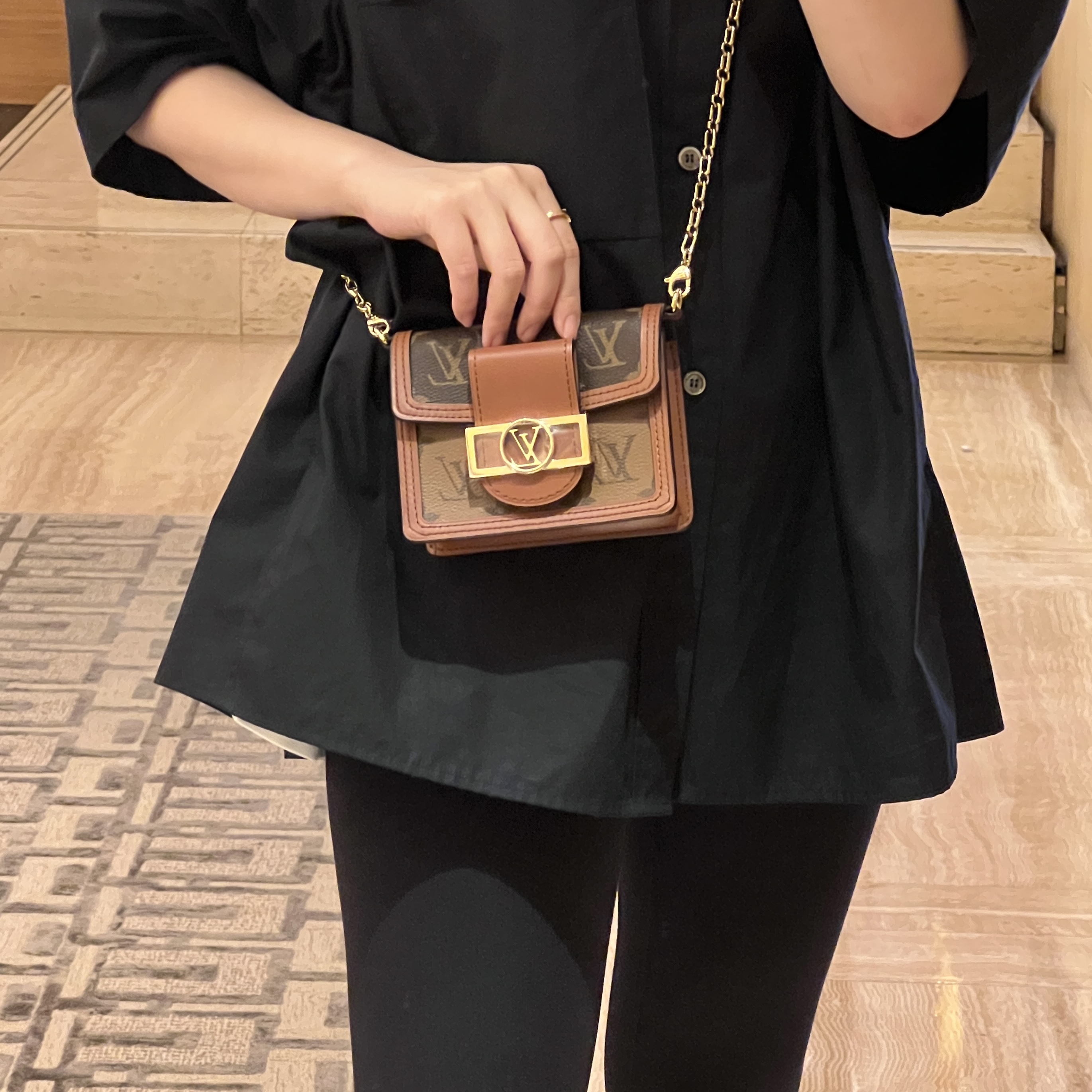 Louis Vuitton Dauphine Compact Wallet Monogram and Monogram Reversed 착용 스타일 - 2