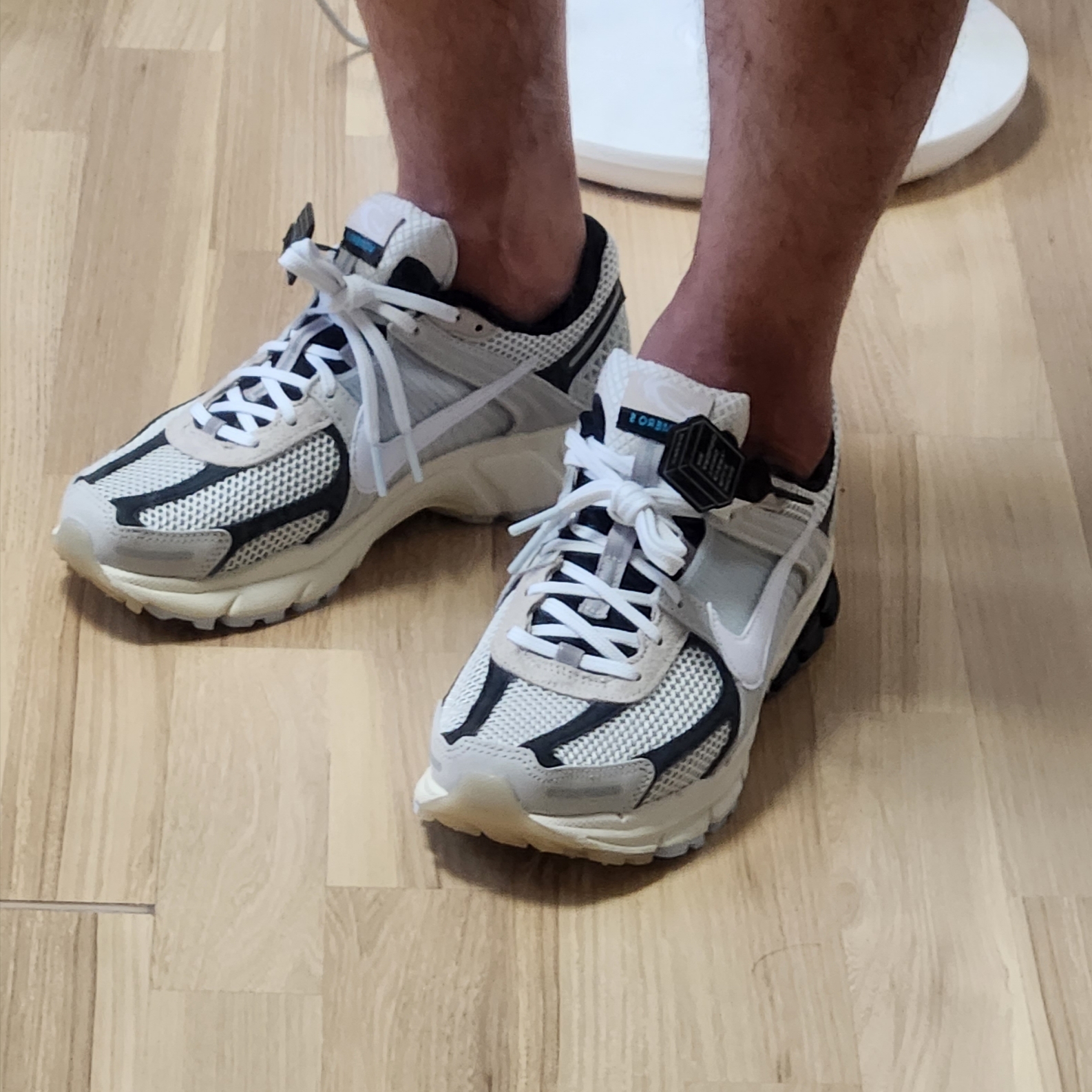 Nike Zoom Vomero 5 Light Bone and Black 착용 스타일