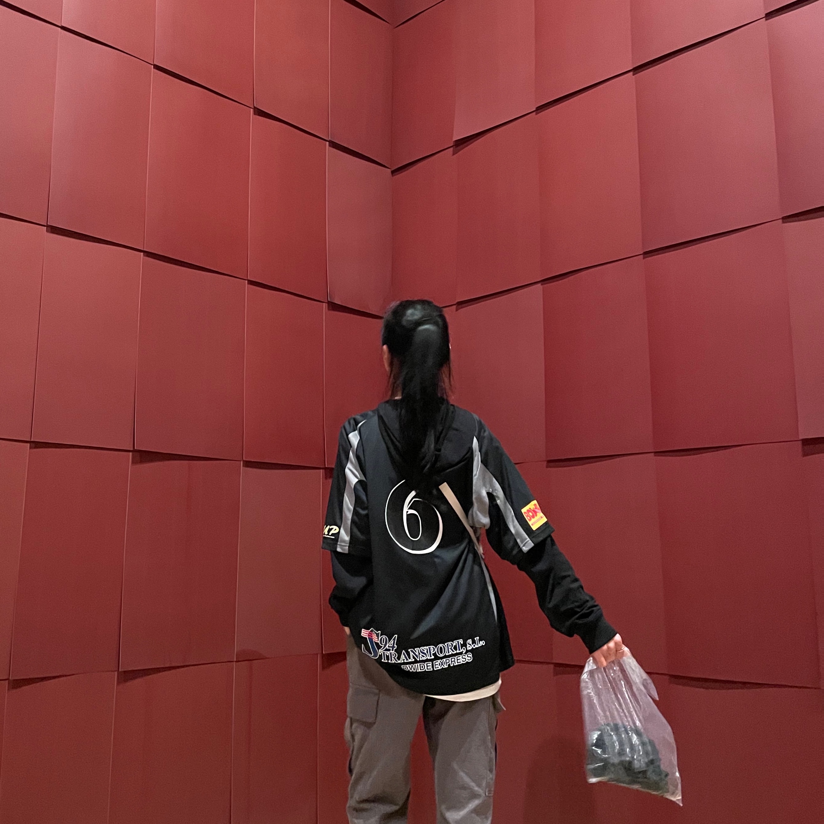 Supreme Hooded Soccer Jersey Black - 23FW, Supreme Small Cinch Pouch White - 23FW 착용 스타일 - 2