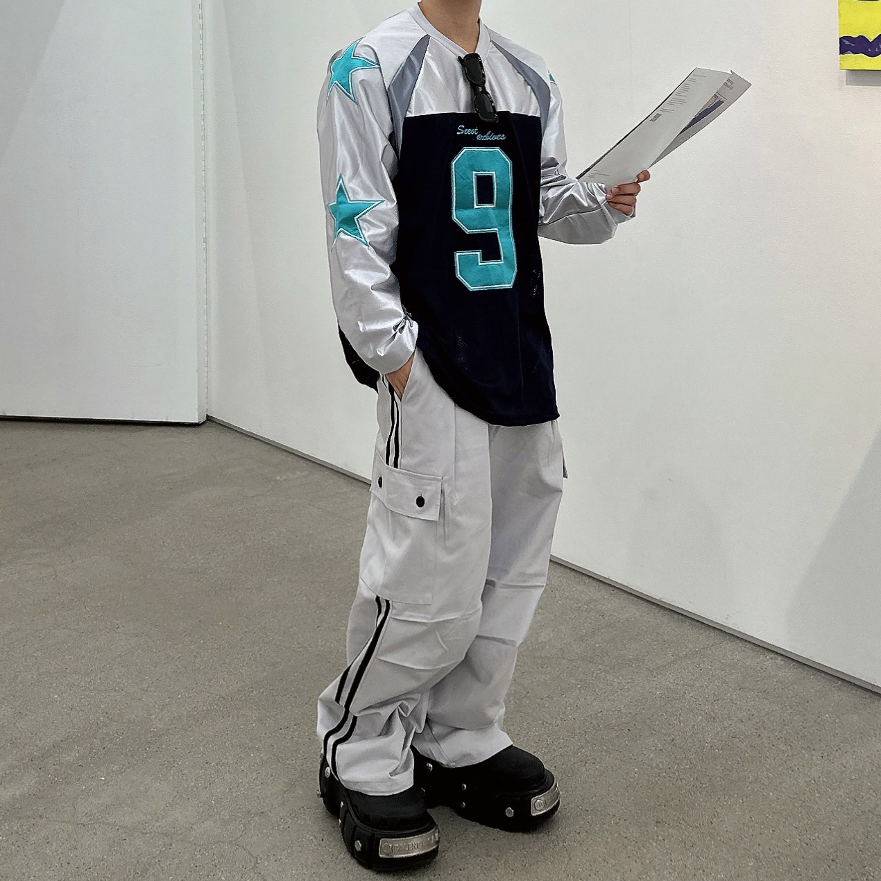 Balenciaga x Crocs Hardcrocs Slide Black 착용 스타일 - 5