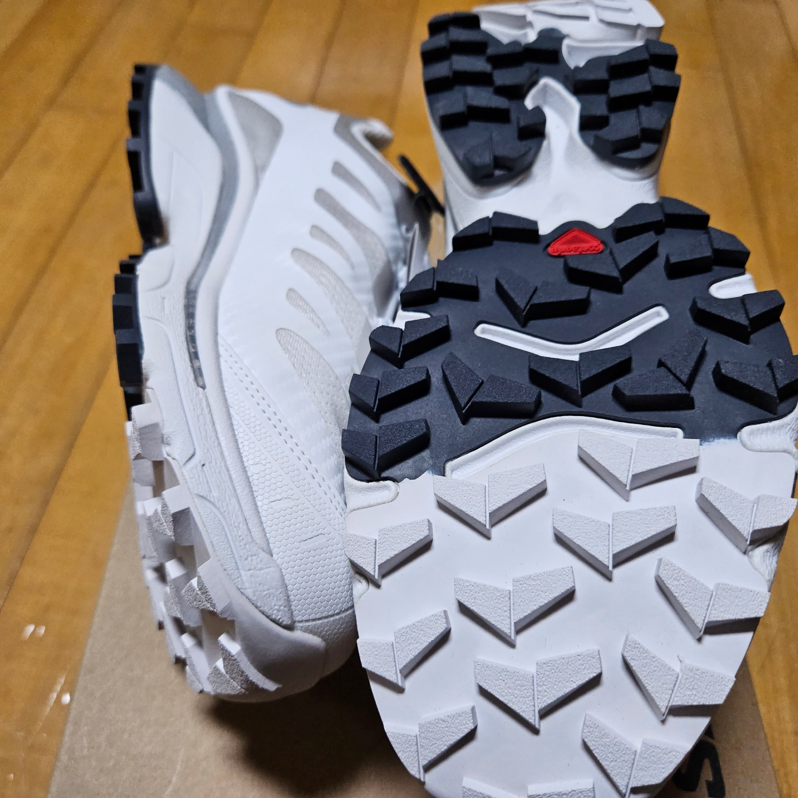 Salomon XT-4 White Lunar Rock 착용 스타일 - 5