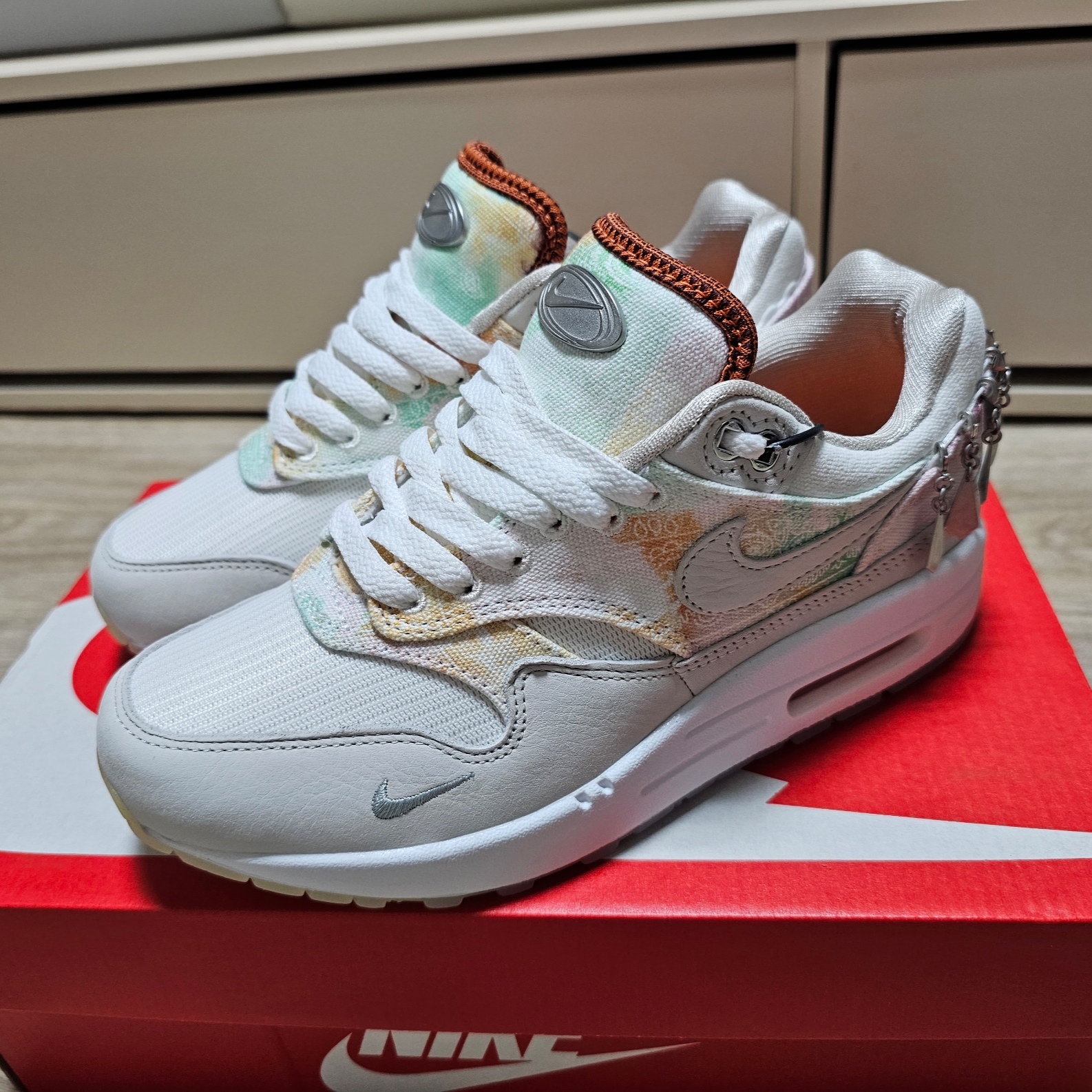 (W) Nike Air Max 1 Phantom and Bright Mandarin 착용 스타일 - 1