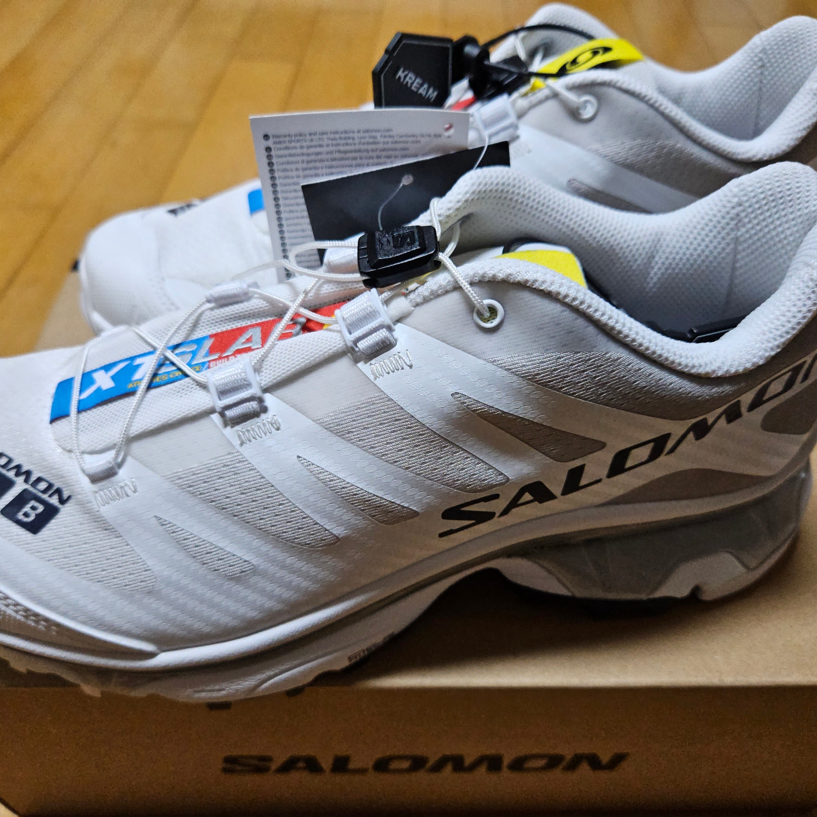 Salomon XT-4 White Lunar Rock 착용 스타일 - 3