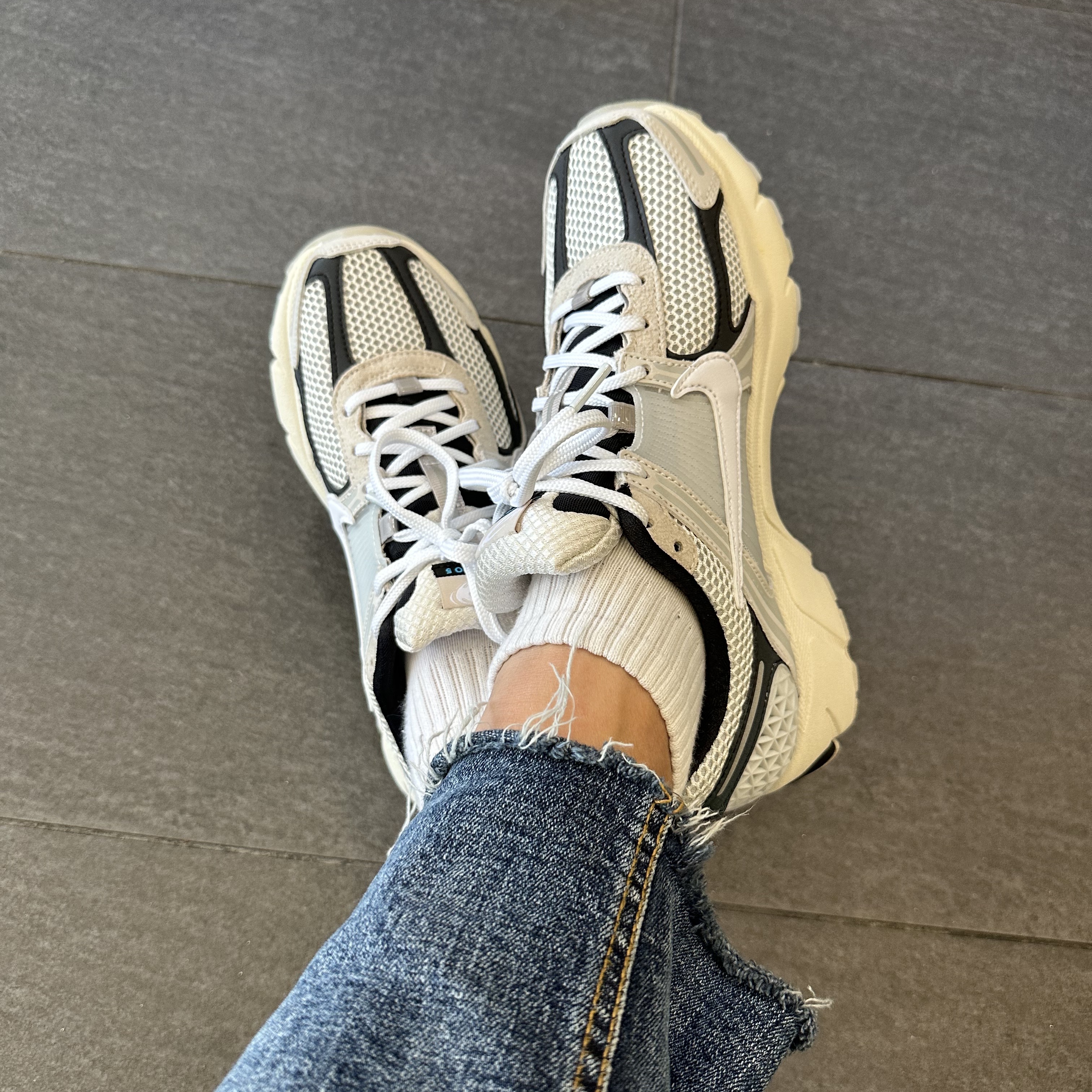 Nike Zoom Vomero 5 Light Bone and Black, (W) Nike Zoom Vomero 5 Cobblestone and Flat Pewter 착용 스타일 - 1