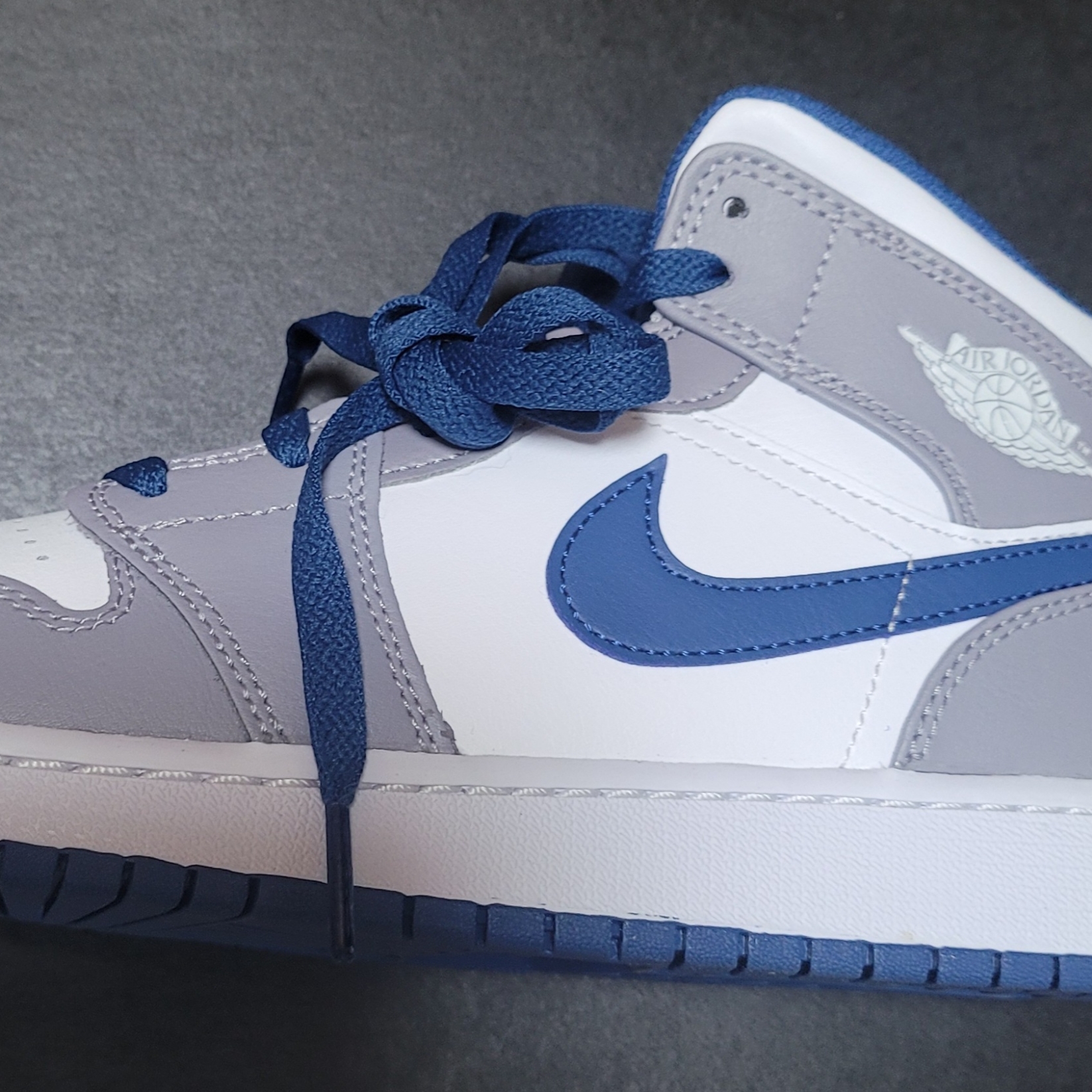Jordan 1 Mid Cement Grey True Blue 착용 스타일