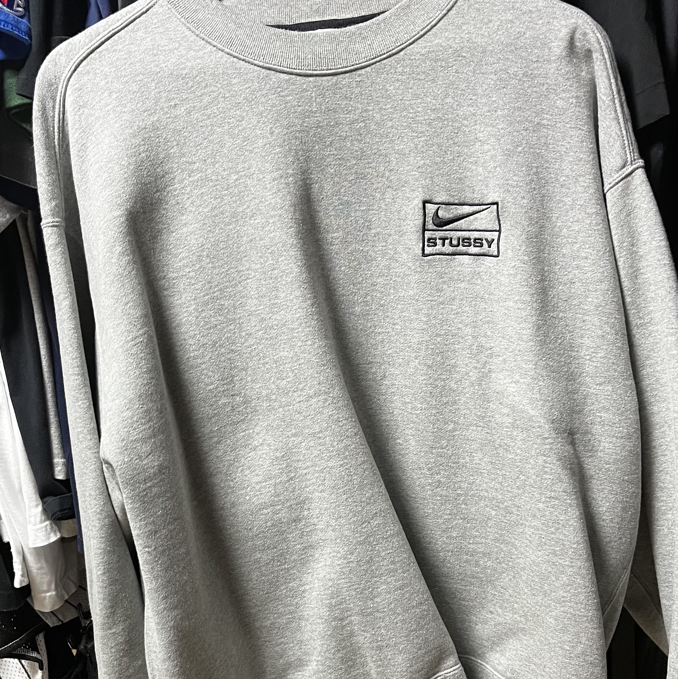 Nike x Stussy NRG Fleece Crewneck Dark Grey Heather (DO9337-063), Nike x Stussy NRG Washed Fleece Crewneck Black (DO5310-010) 착용 스타일 - 1