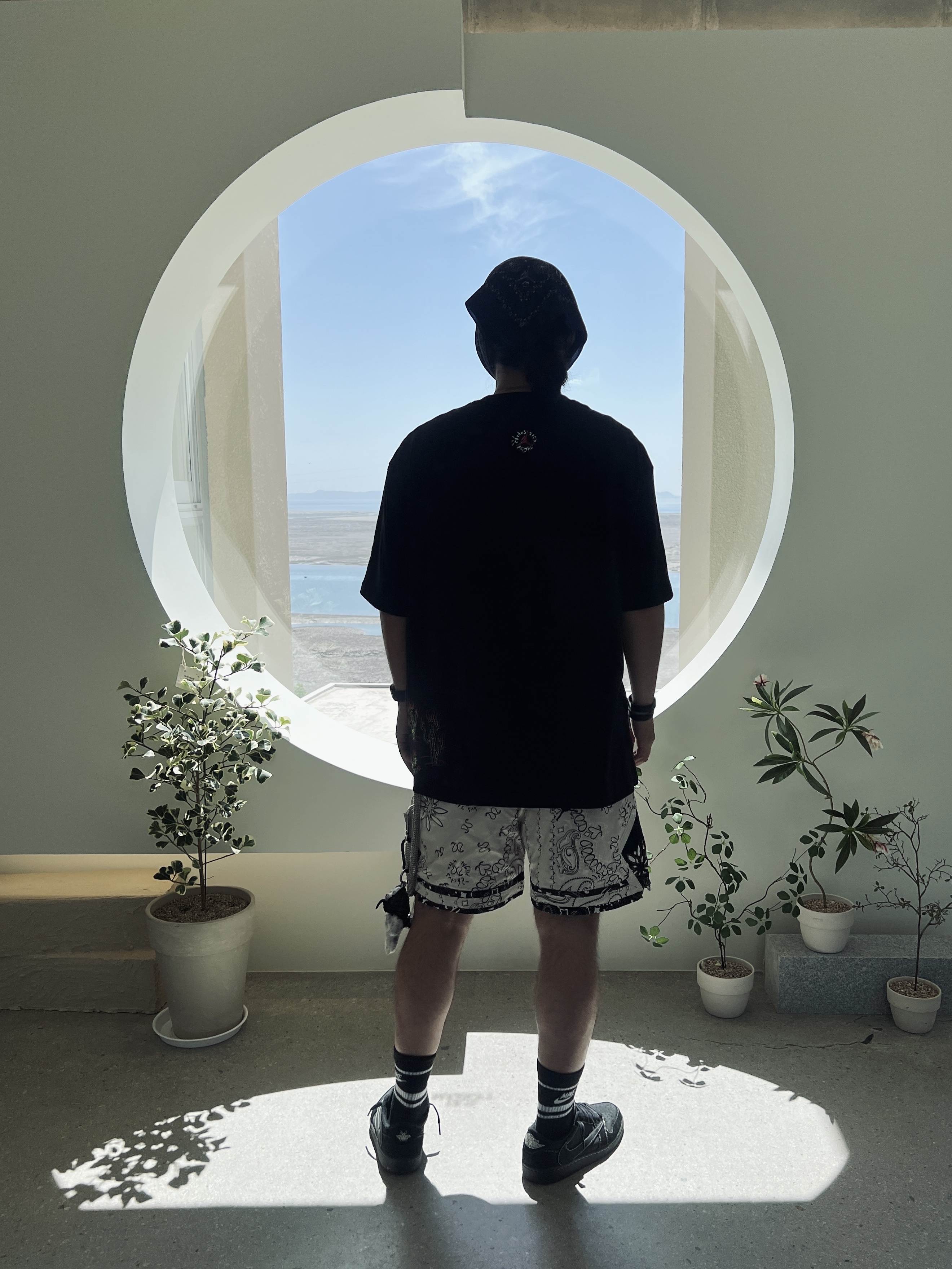 Stussy 8 Ball Keychain Black, Jordan 1 x Travis Scott Retro Low OG SP Black Phantom 착용 스타일 - 3