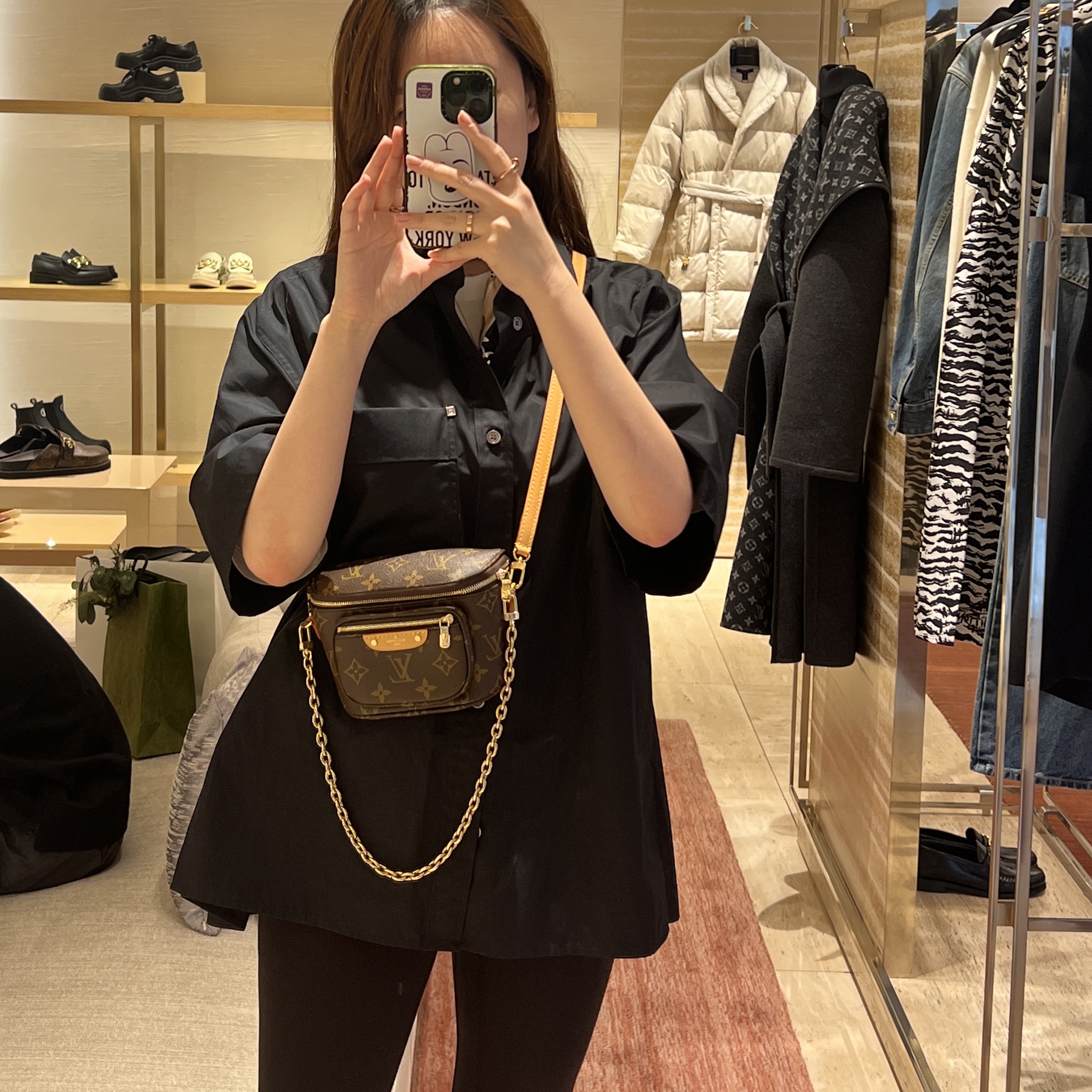 Louis Vuitton Mini Bumbag Monogram, Louis Vuitton Camera Box Monogram and Monogram Reversed 착용 스타일 - 1
