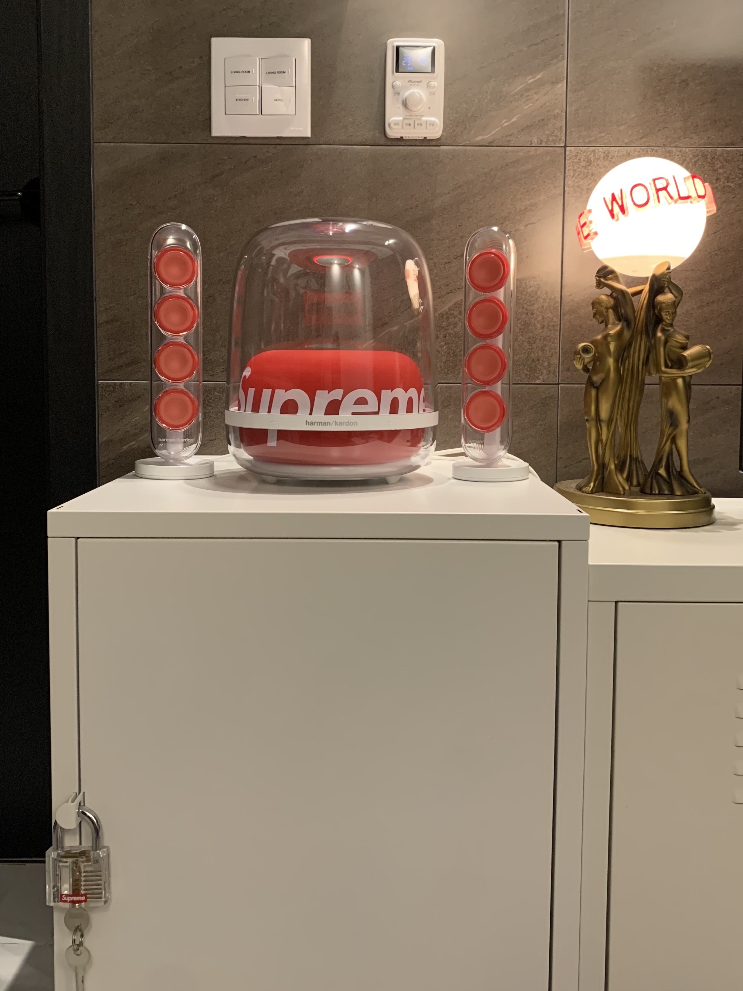 Supreme x Harman Kardon Soundsticks White (Korean Ver.) - 23FW, Supreme Transparent Lock - 20SS 착용 스타일