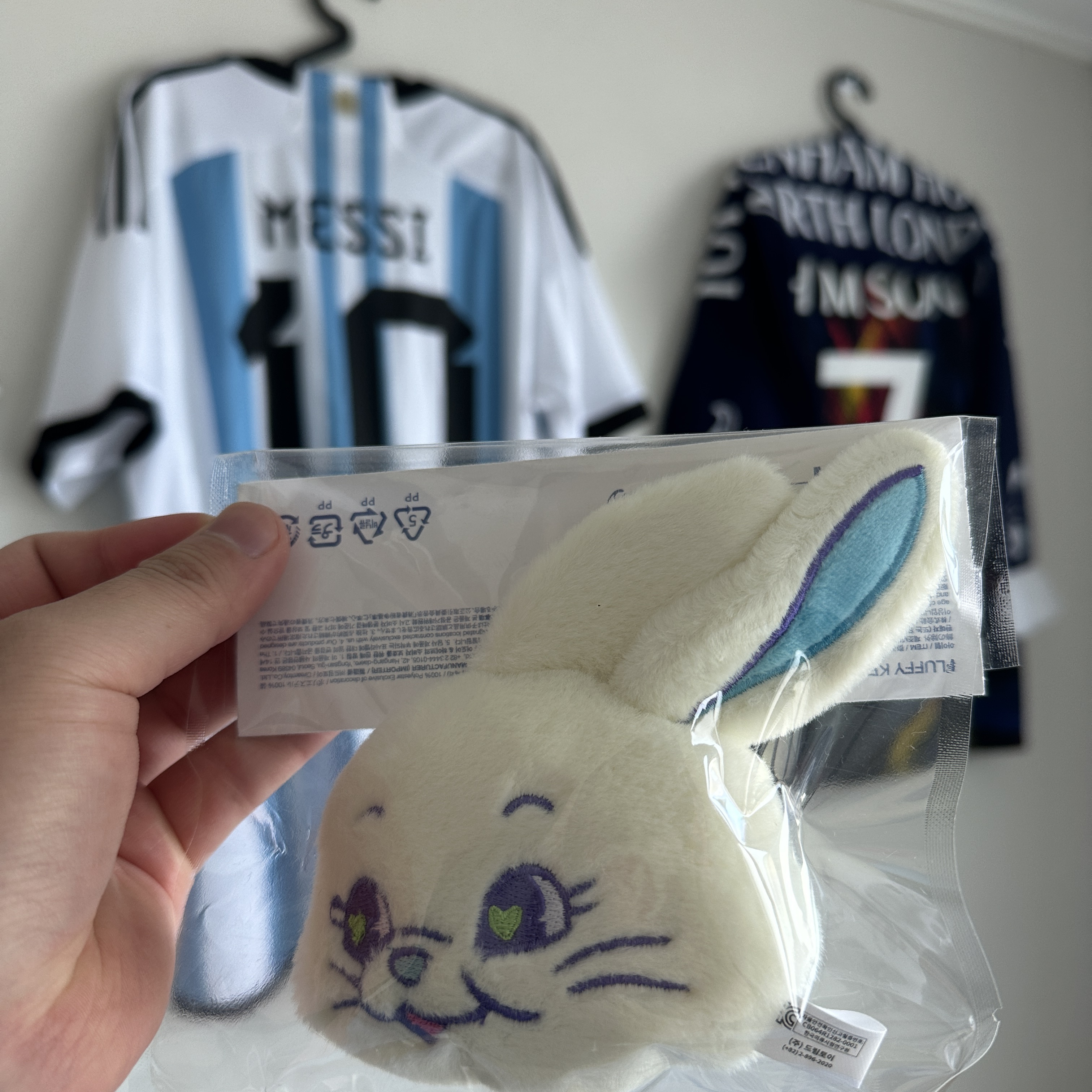 NewJeans Tokki Merchandise Fluffy Keyring White 착용 스타일