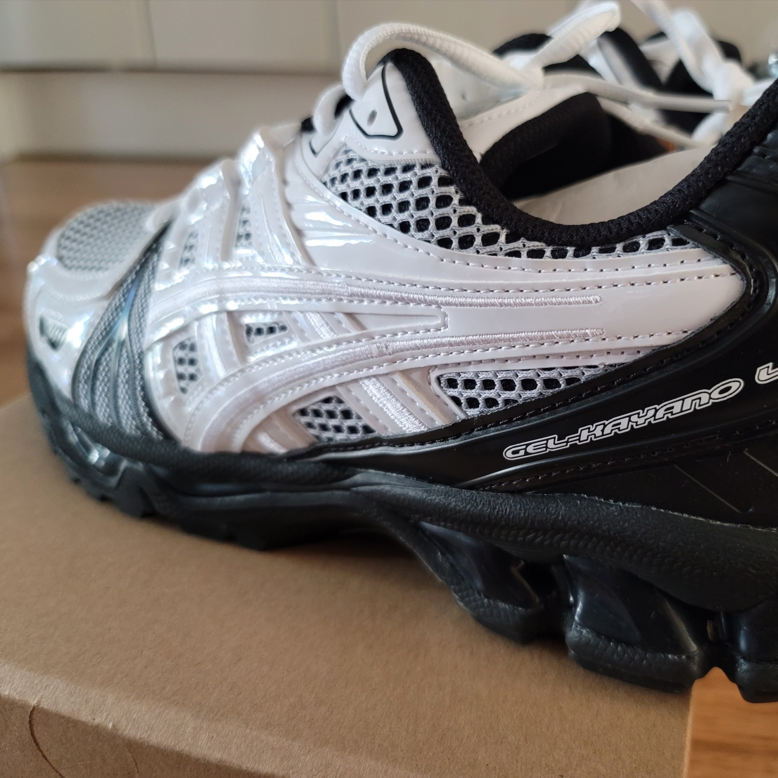 Asics x GmbH Gel-Kayano Legacy White Black 착용 스타일 - 3