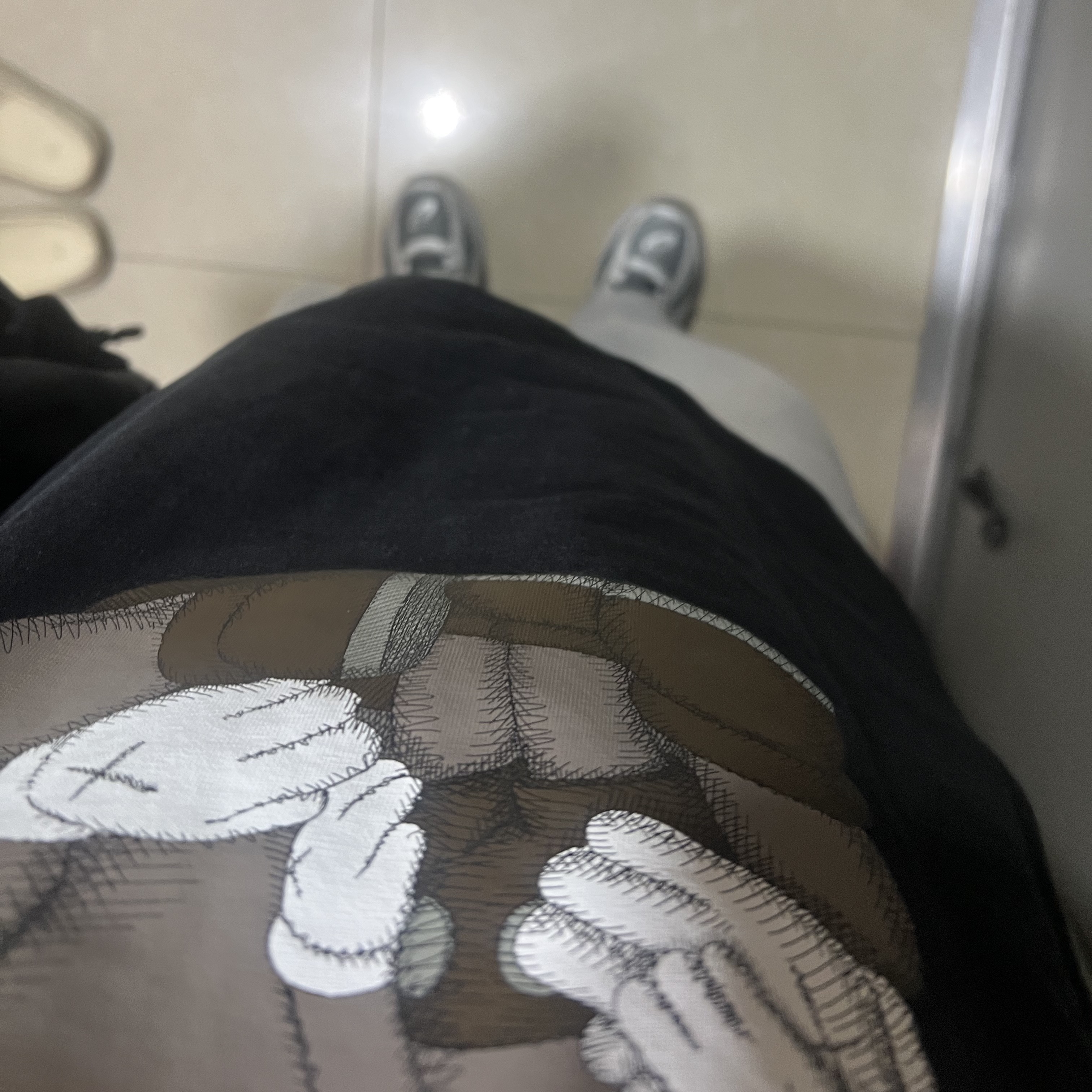 Uniqlo UT x Kaws Short Sleeve Graphic T-Shirt Black, Asics Jog 100 S SMU Sheet Rock Pure Silver - 2E Wide 착용 스타일
