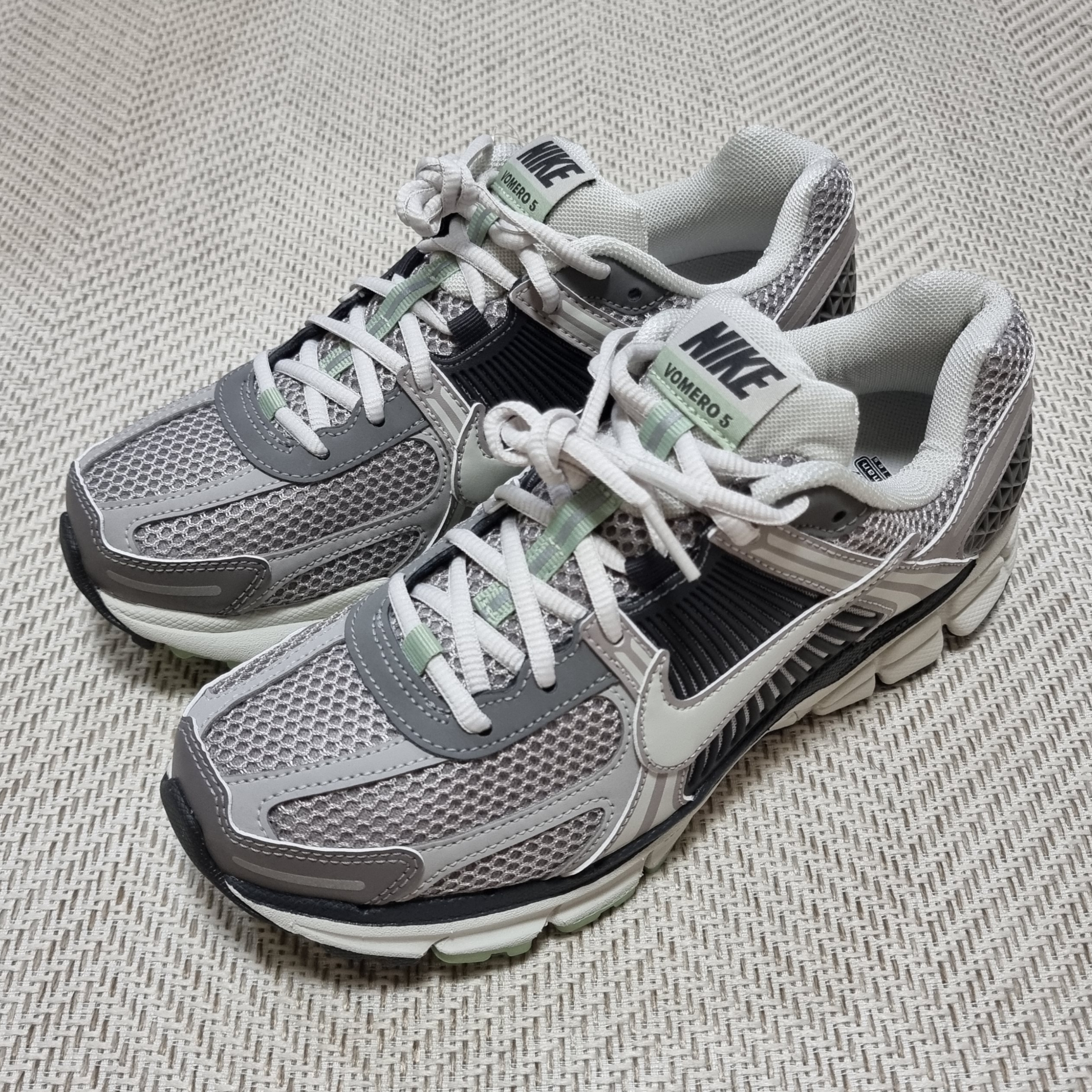 (W) Nike Zoom Vomero 5 Cobblestone and Flat Pewter 착용 스타일
