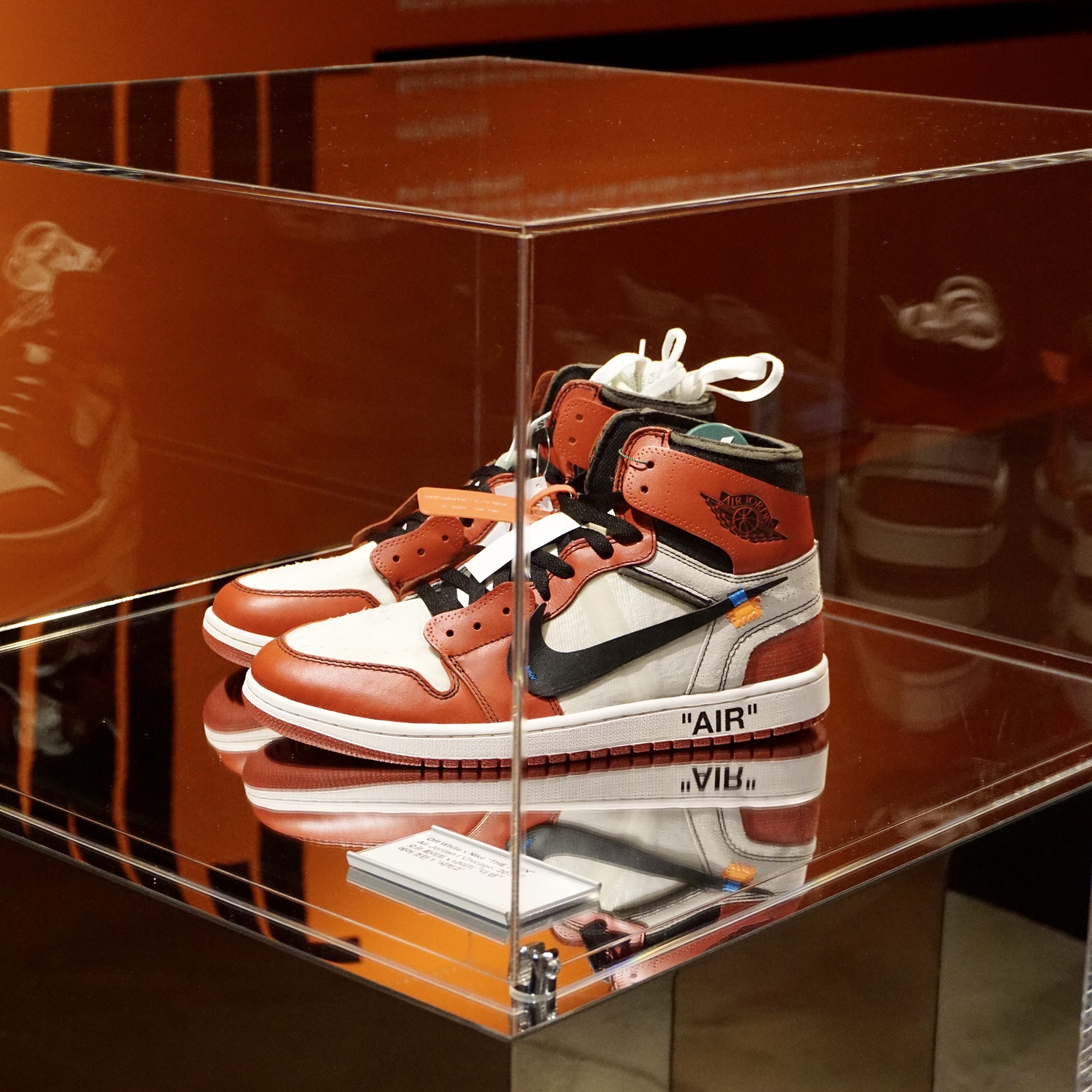 Jordan 1 x Off-White Retro High Chicago The Ten 착용 스타일 - 1