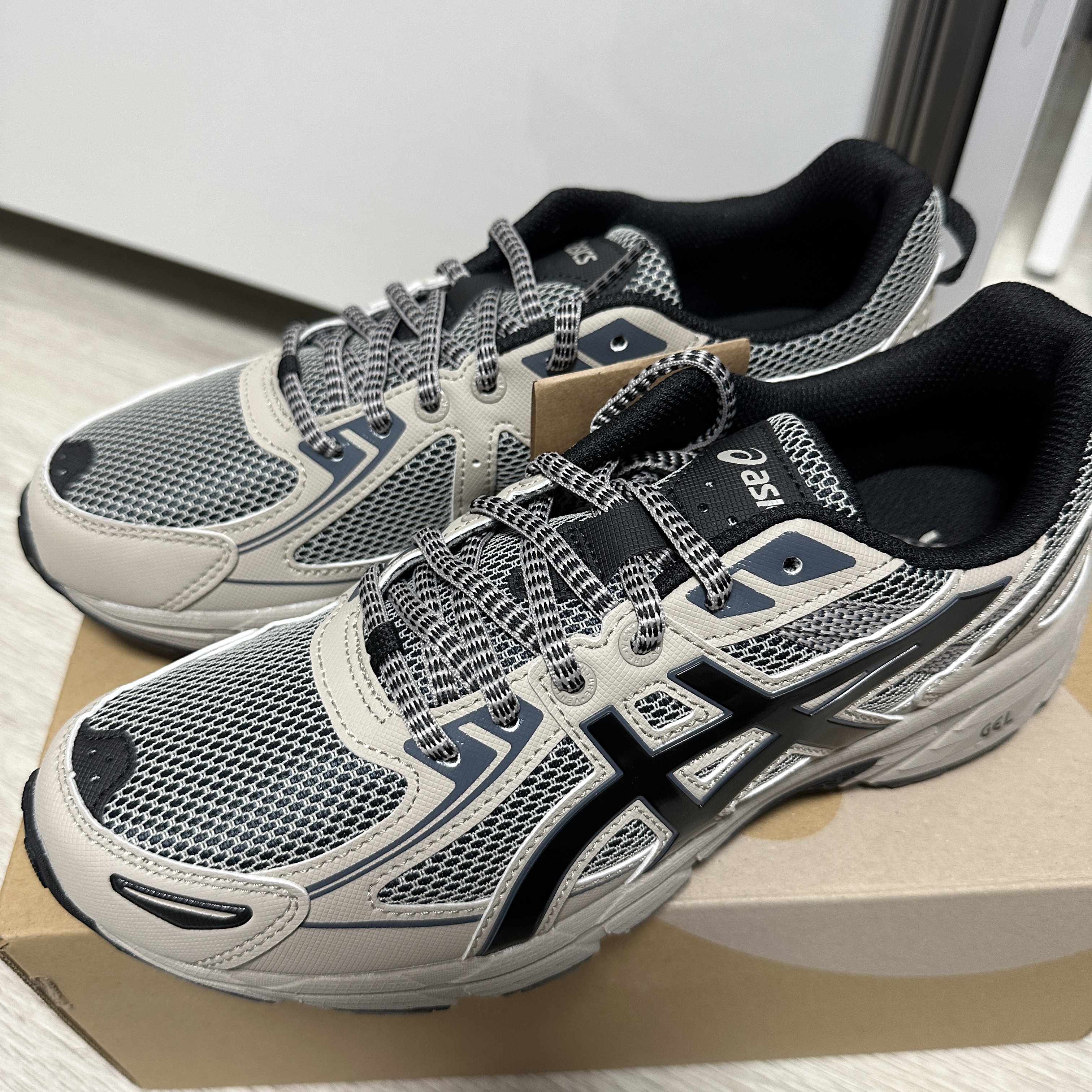 Asics Gel-Venture 6 Feather Grey Black 착용 스타일