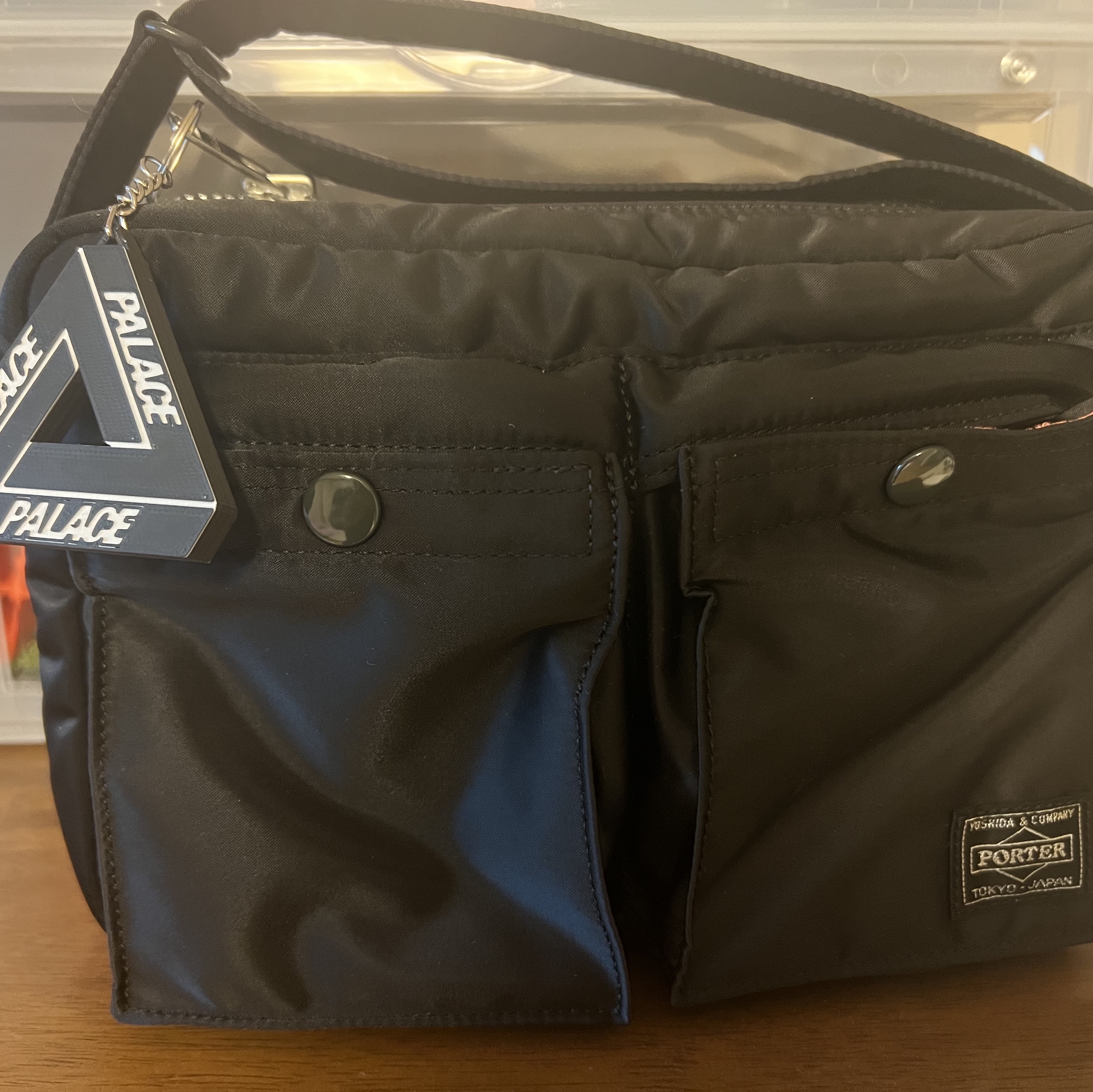 Porter Tanker Shoulder Bag S Black 착용 스타일
