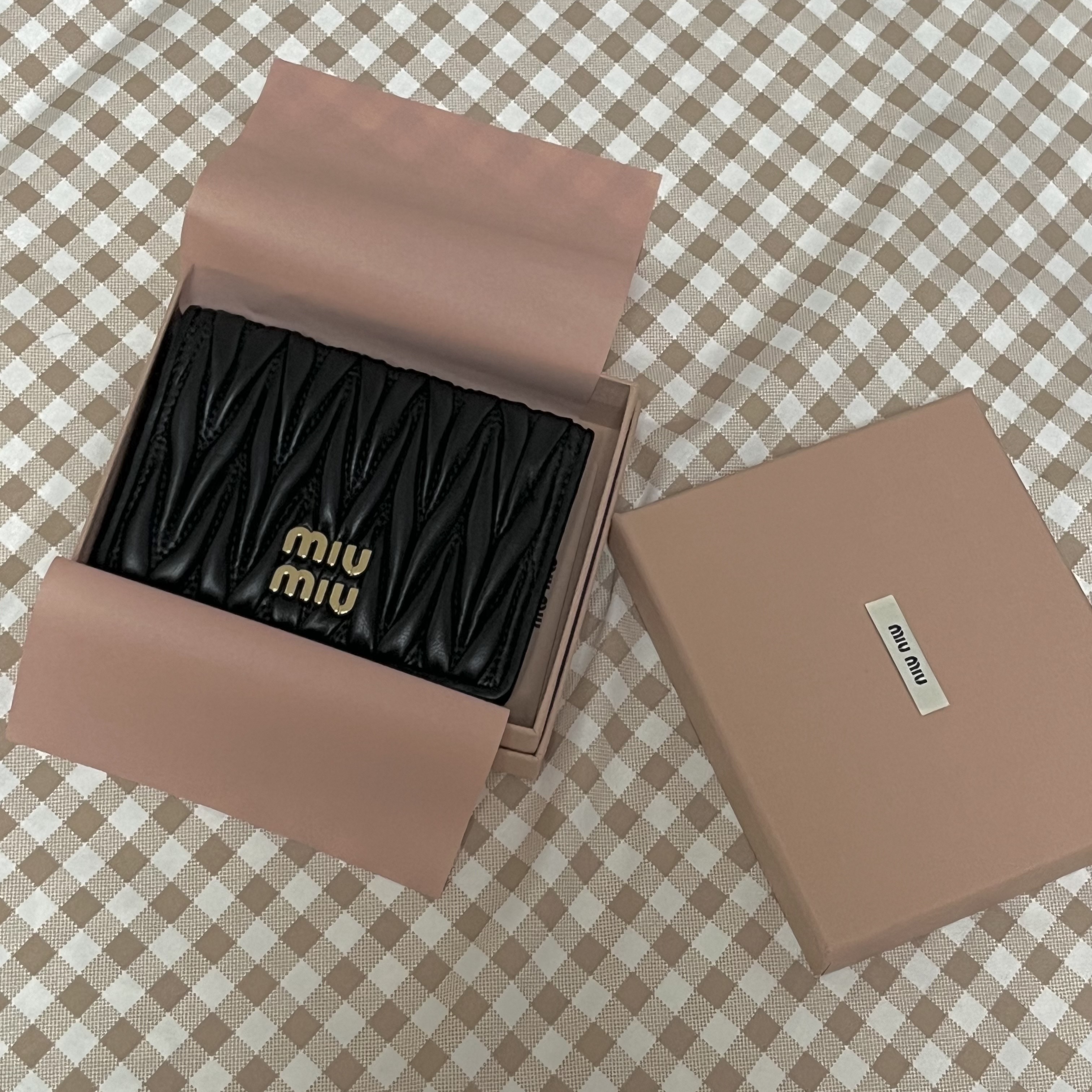 Miu Miu Matelasse Nappa Leather Card Holder Black 착용 스타일 - 1