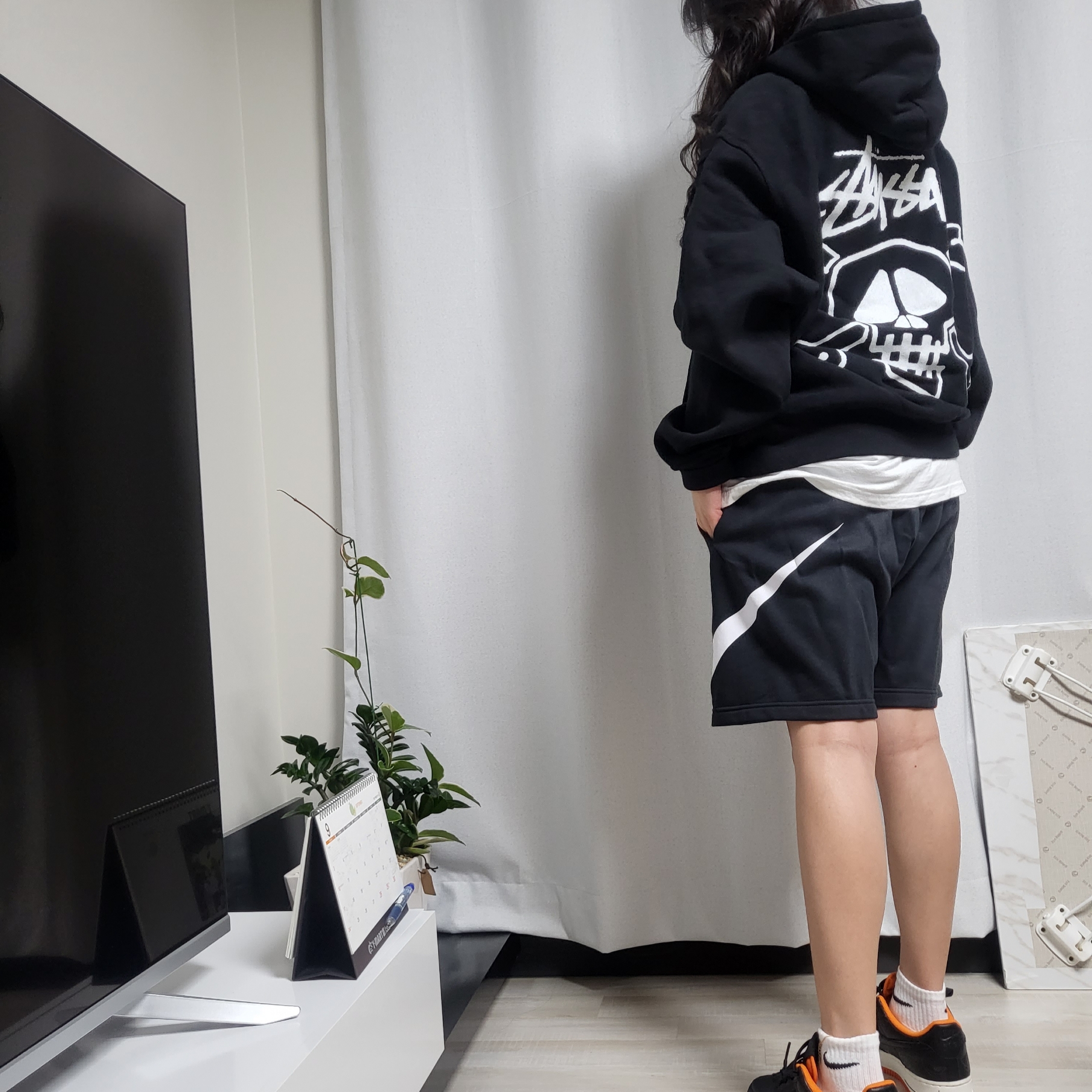 Stussy Skull & Bones Pigment Dyed Hoodie Black, Nike Air Force 1 '07 PRM Halloween 착용 스타일