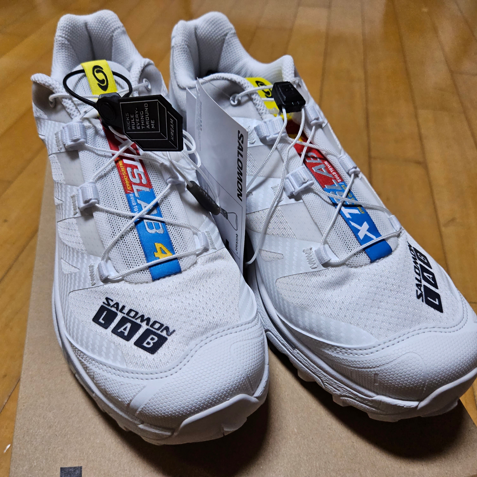 Salomon XT-4 White Lunar Rock 착용 스타일 - 2
