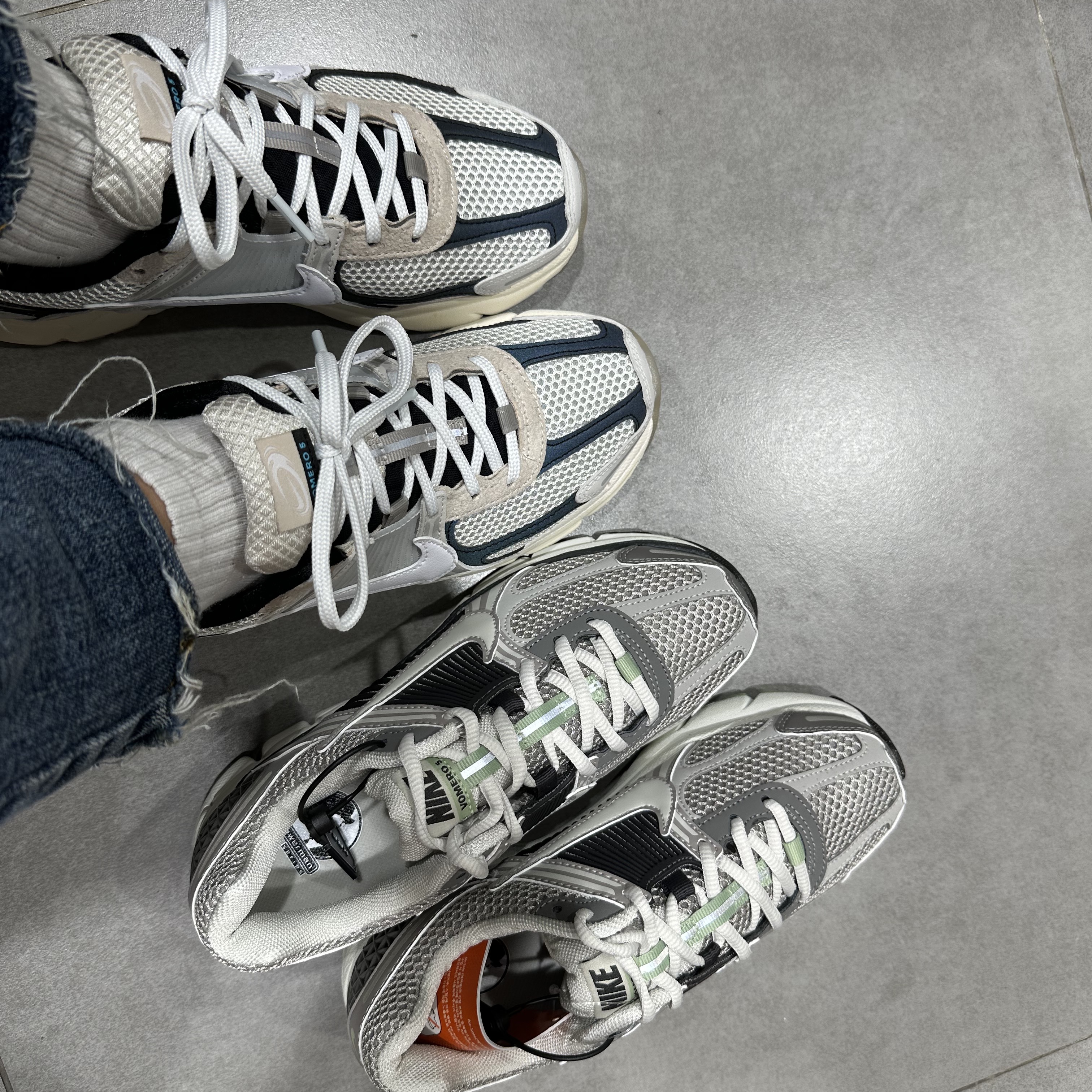 Nike Zoom Vomero 5 Light Bone and Black, (W) Nike Zoom Vomero 5 Cobblestone and Flat Pewter 착용 스타일 - 4