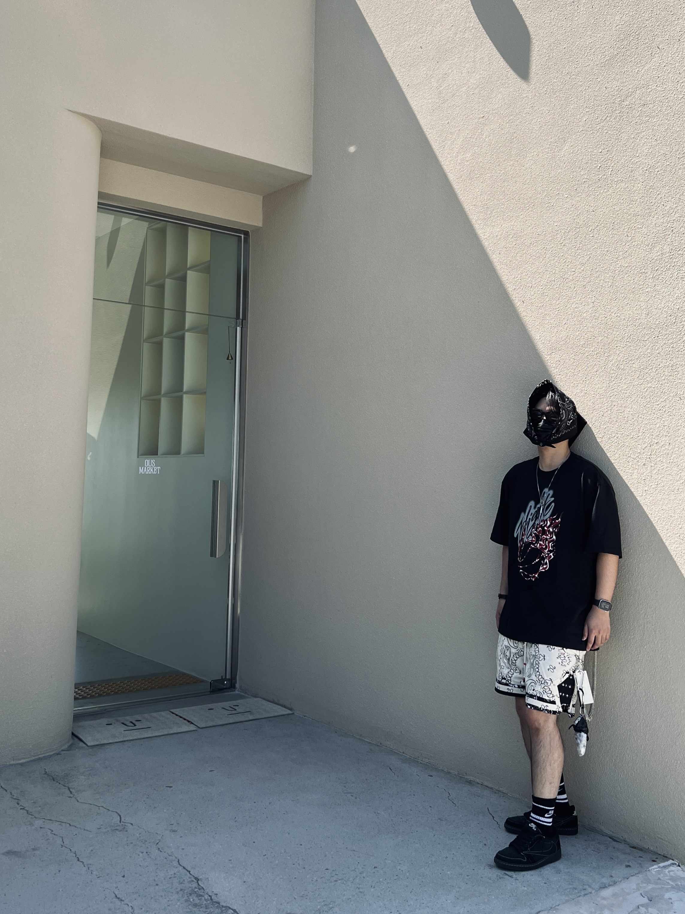 Stussy 8 Ball Keychain Black, Jordan 1 x Travis Scott Retro Low OG SP Black Phantom 착용 스타일 - 1