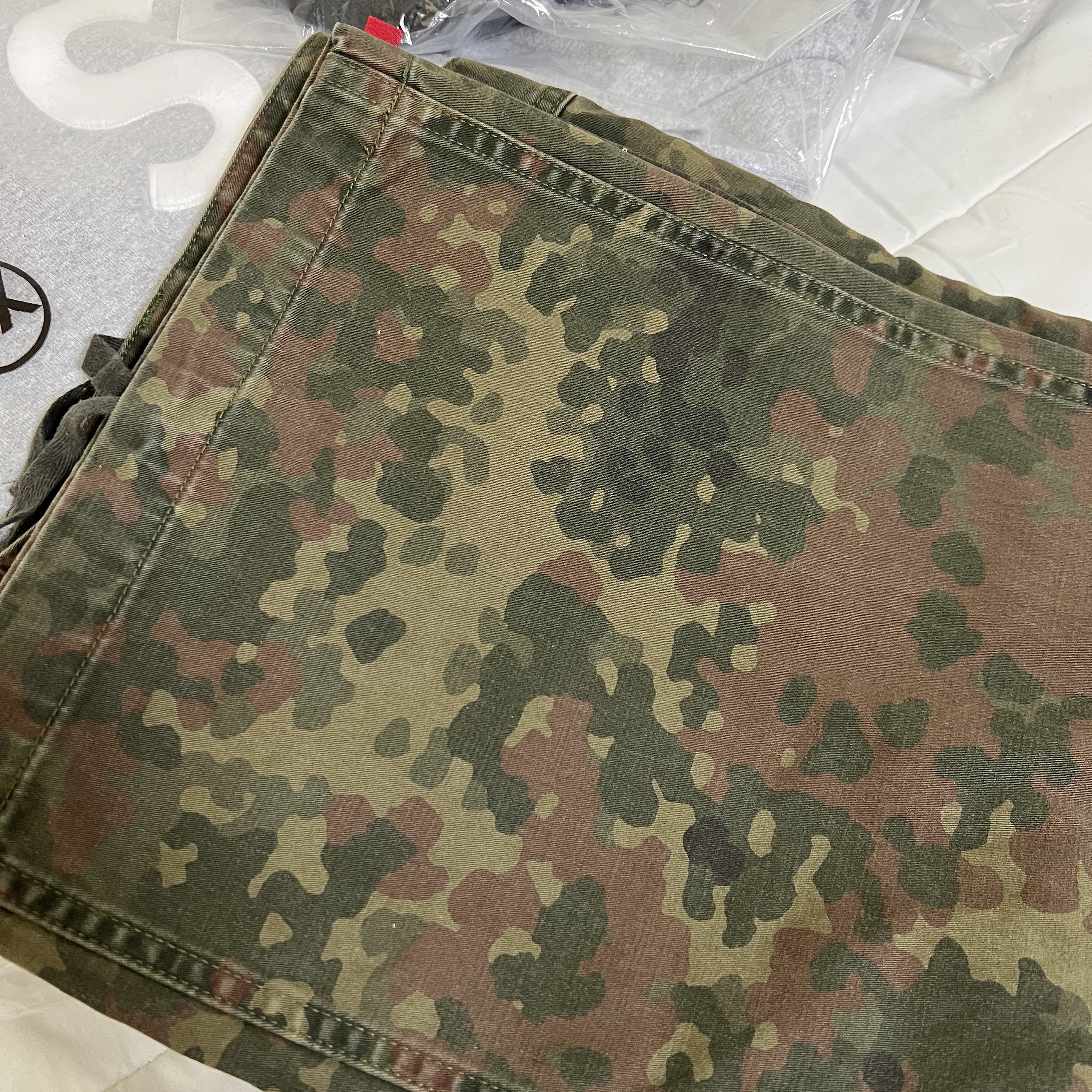 Supreme Cargo Pants Flecktarn Camo - 23FW 착용 스타일 - 2