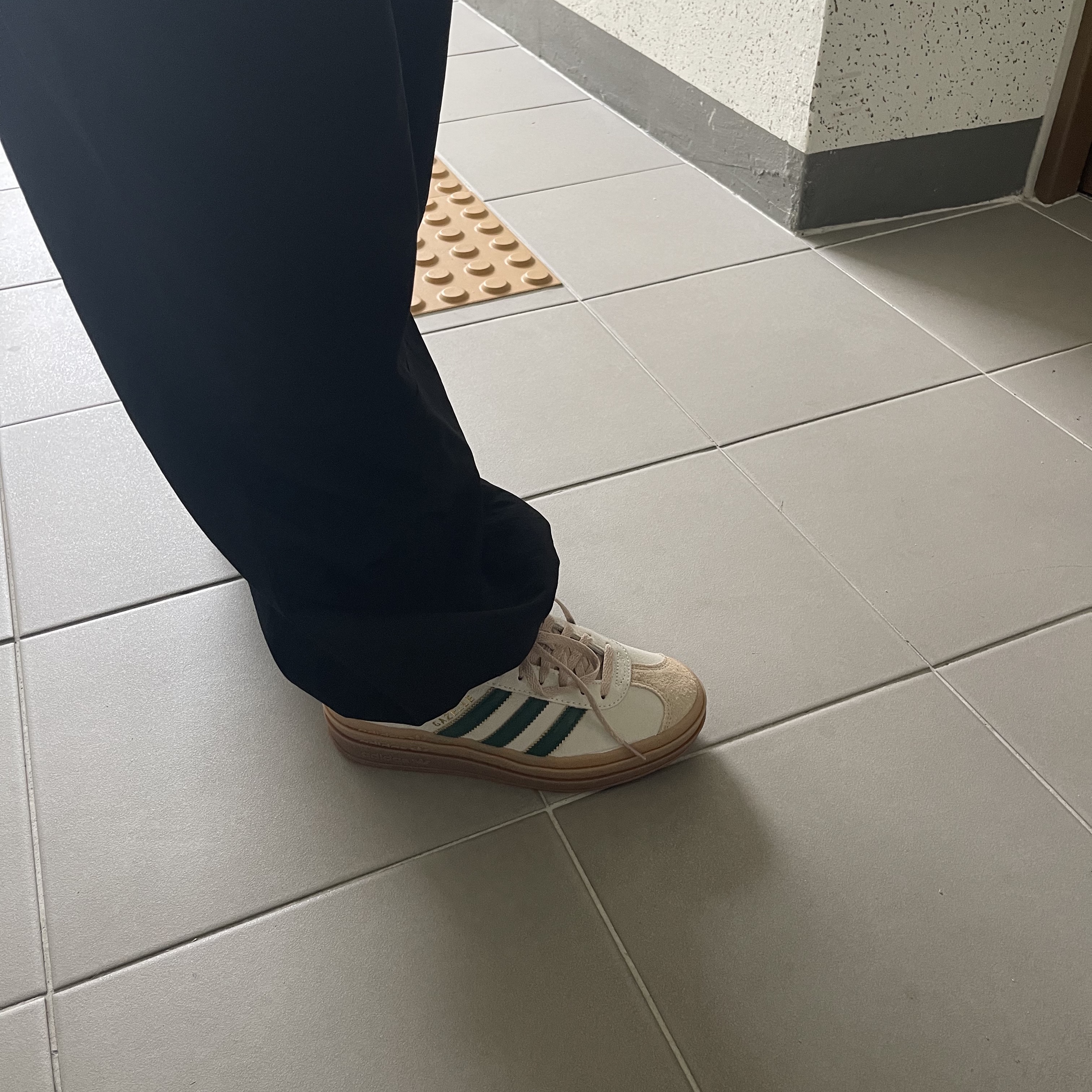 (W) Adidas Gazelle Bold Cream White Collegiate Green 착용 스타일 - 2