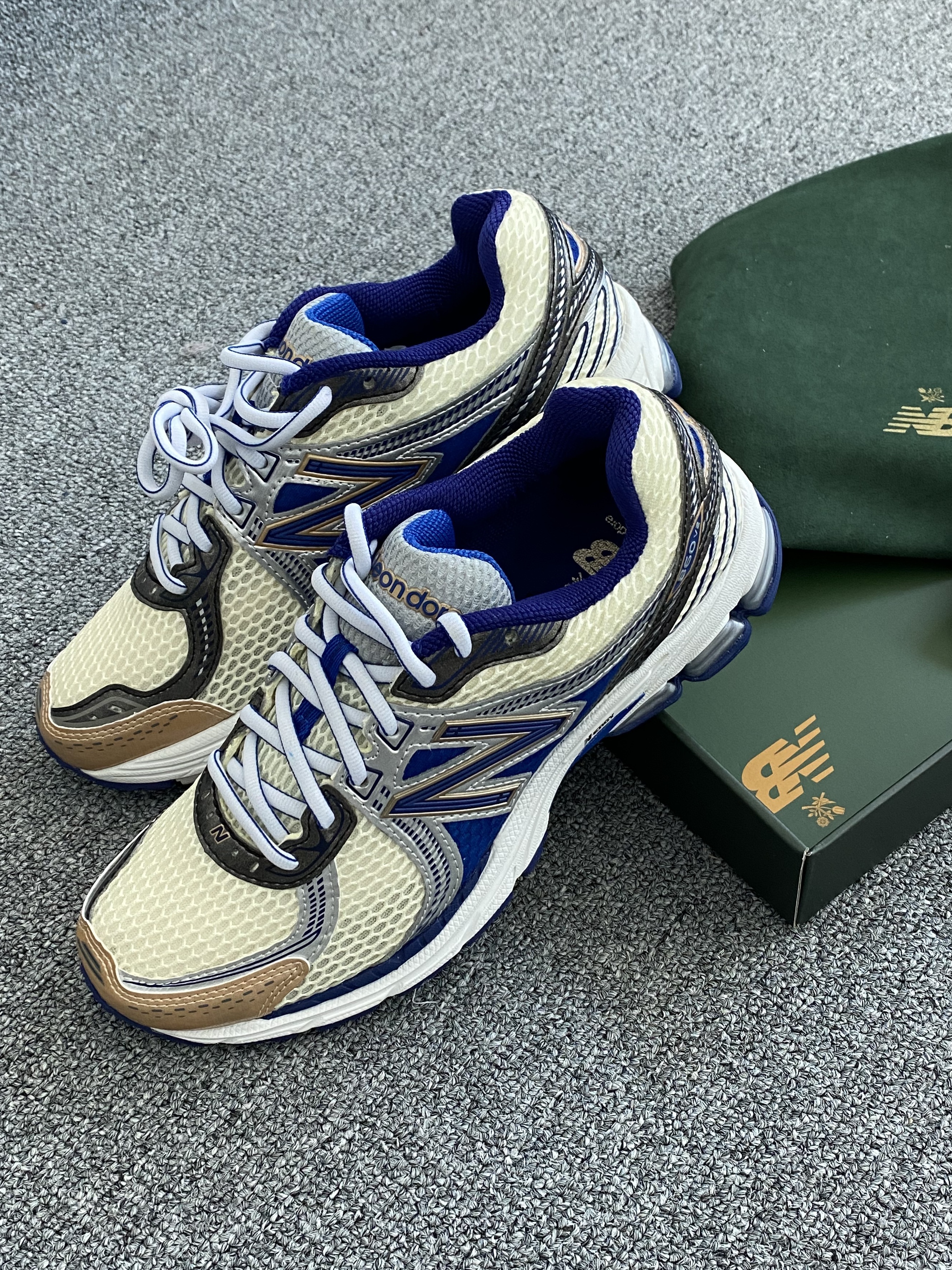 New Balance x Aime Leon Dore 860v2 Blue 착용 스타일 - 1