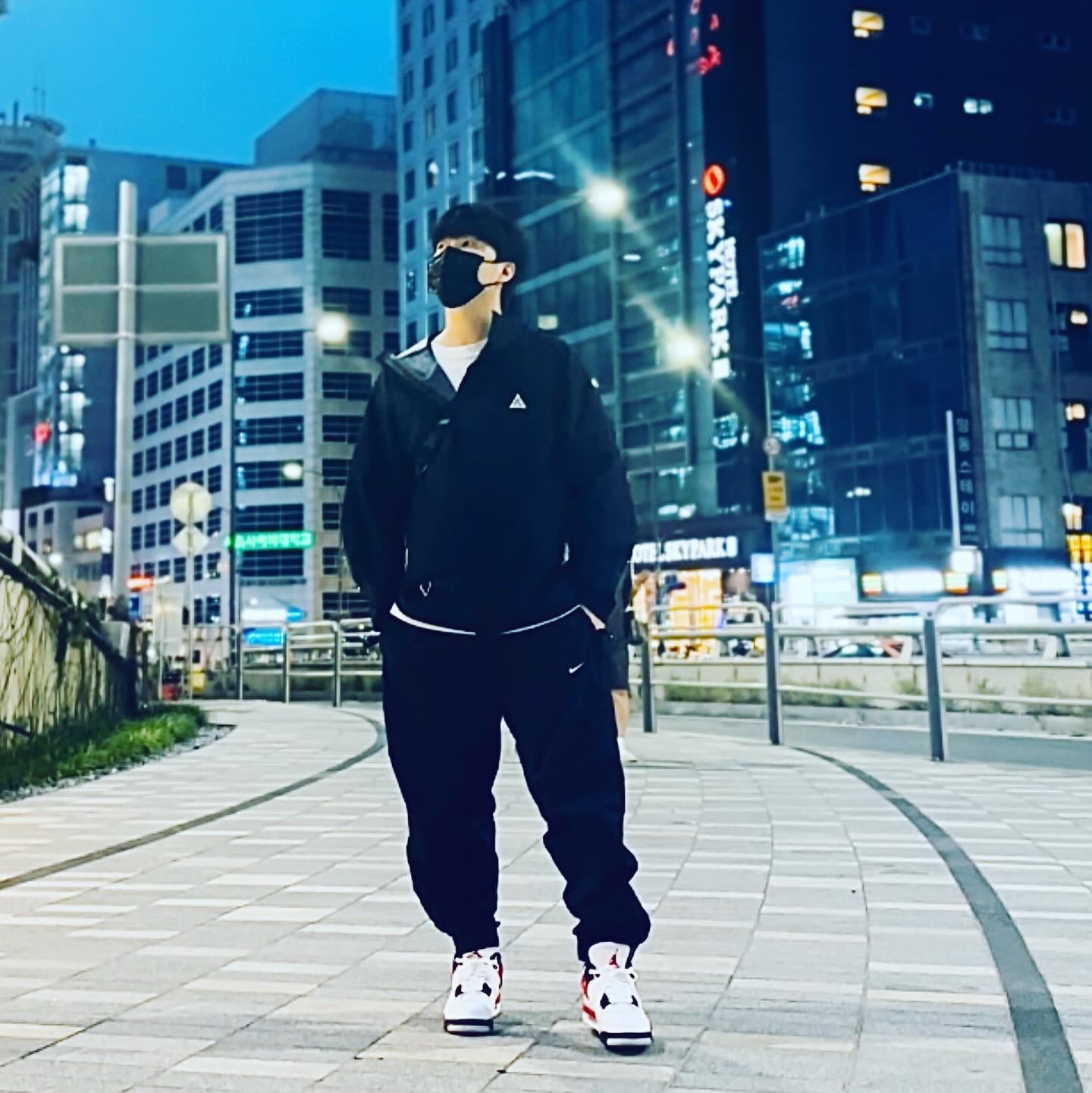 Jordan 4 Retro Red Cement, Nike NRG Solo Swoosh Woven Track Pants Black White - Asia 착용 스타일 - 1