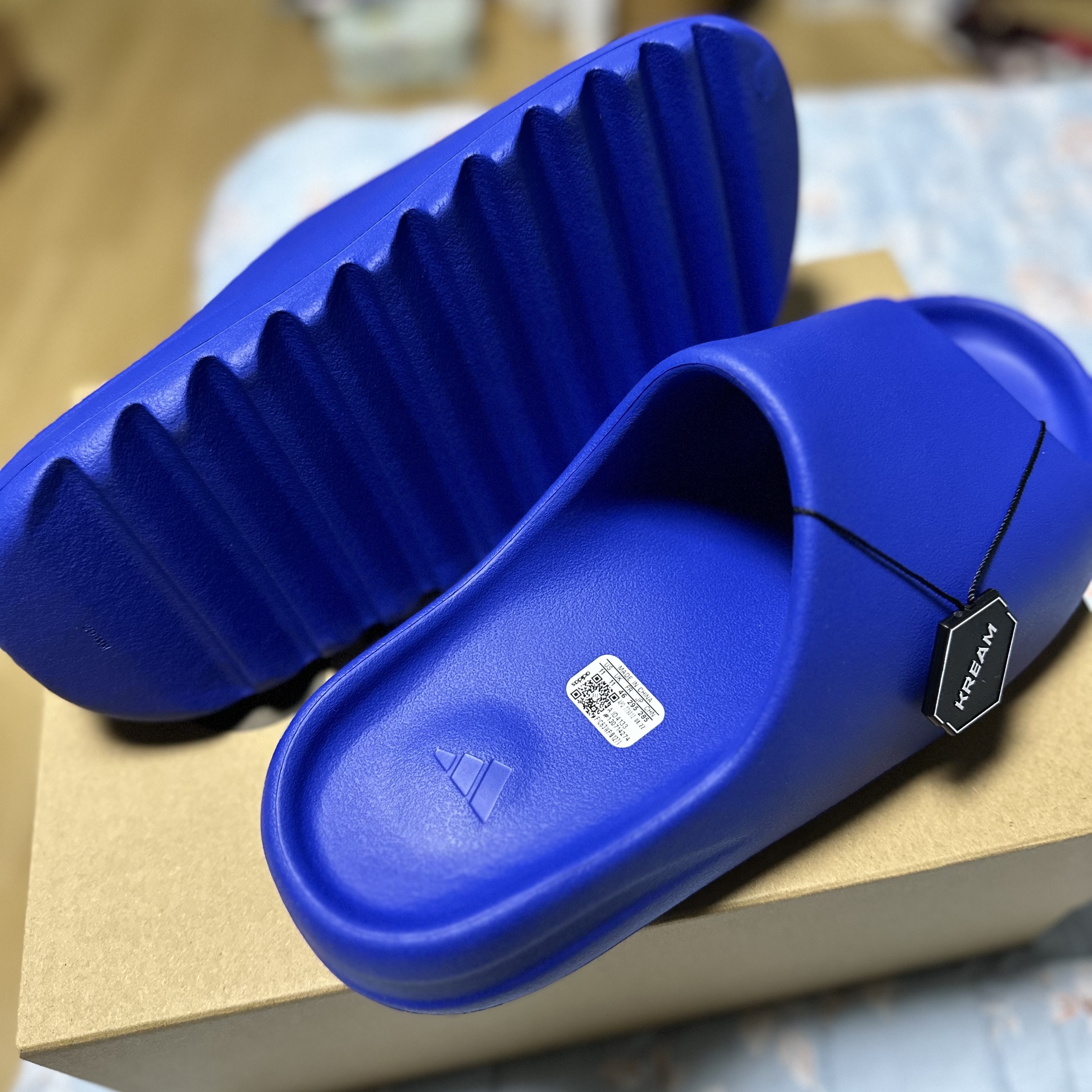 Adidas Yeezy Slide Azure 착용 스타일