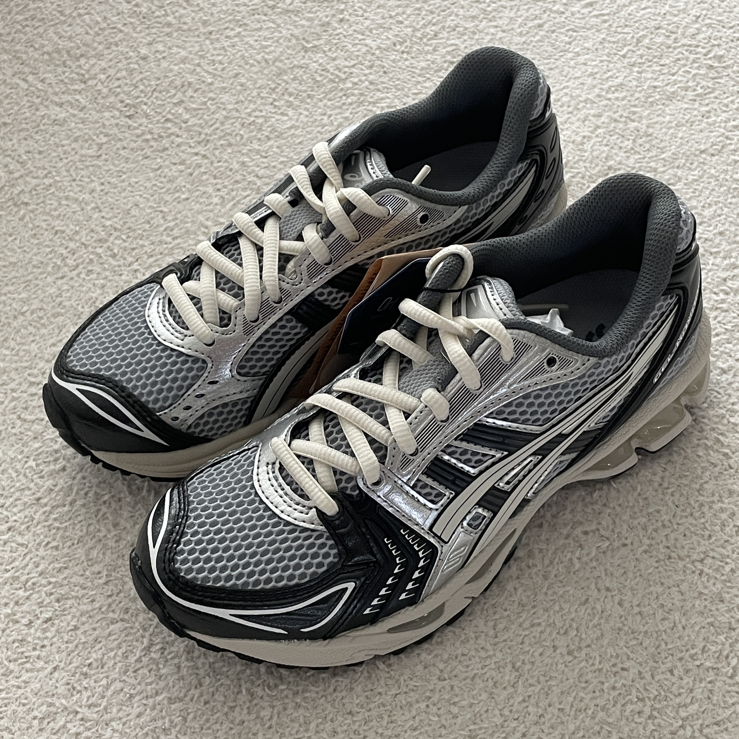Asics Gel-Kayano 14 Black Glacier Grey 착용 스타일
