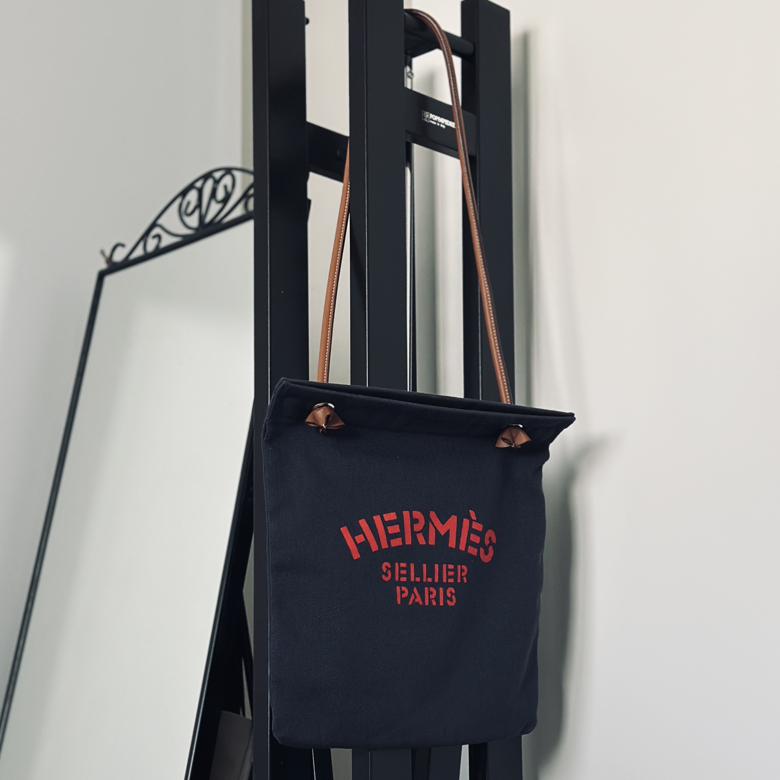 Hermes Aline Grooming Bag Canvas & Bleu Indigo Gold 착용 스타일