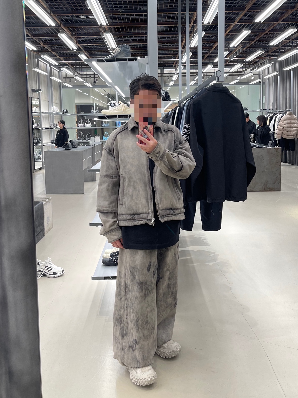 Balenciaga Defender Sneakers Beige 착용 스타일