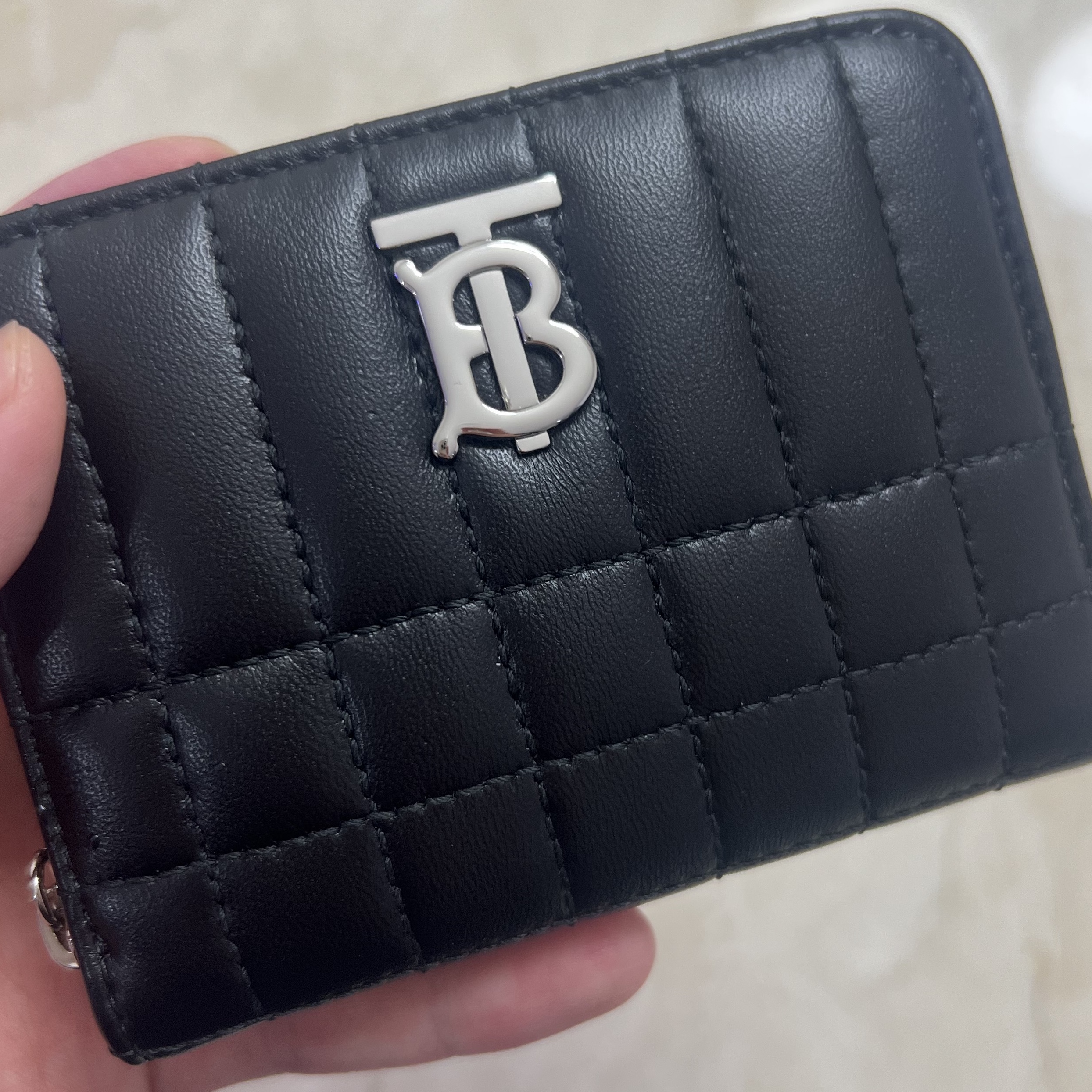 Burberry Quilted Leather Lola Zip Wallet Black 착용 스타일