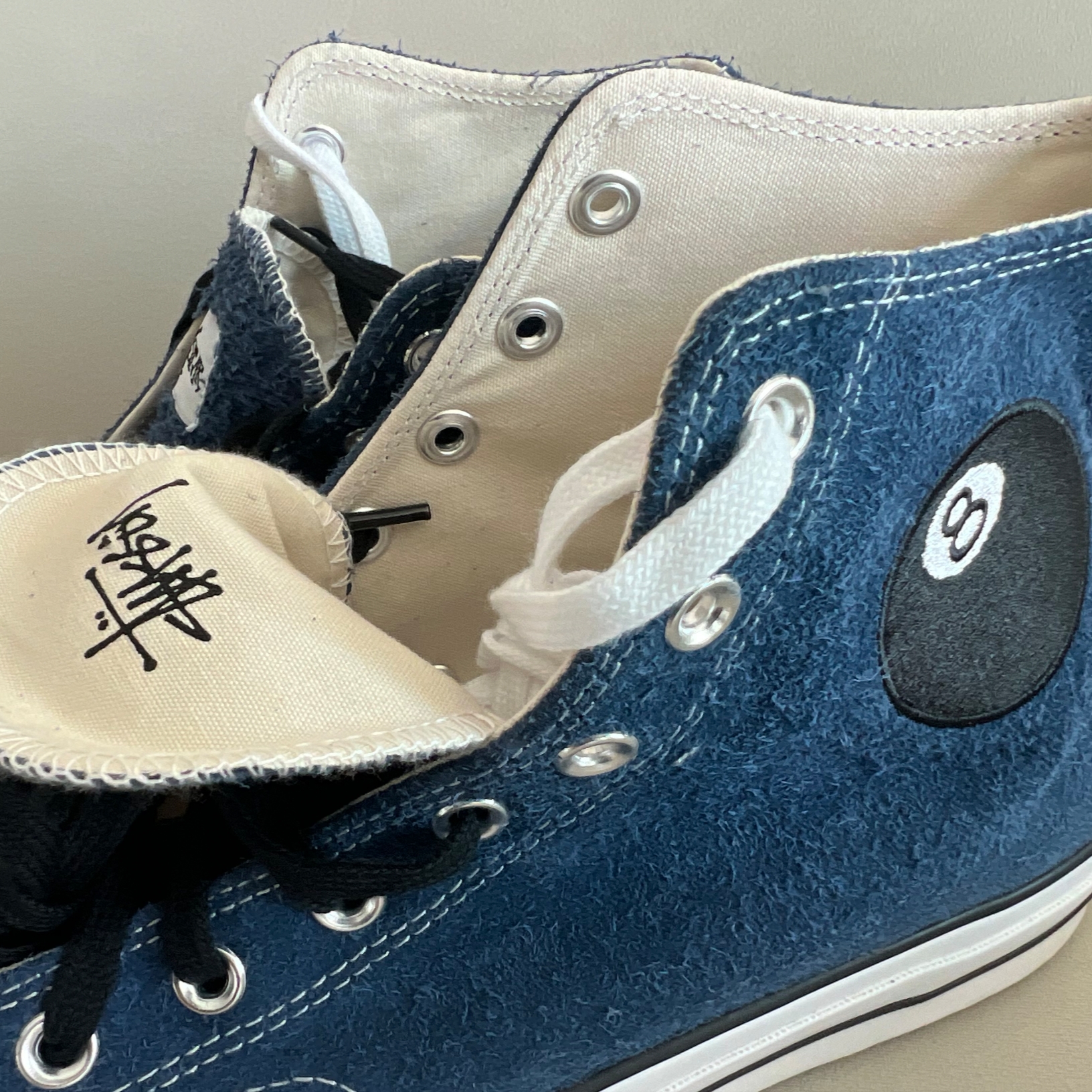 Converse x Stussy Chuck 70 High 8 Ball Navy 착용 스타일 - 2