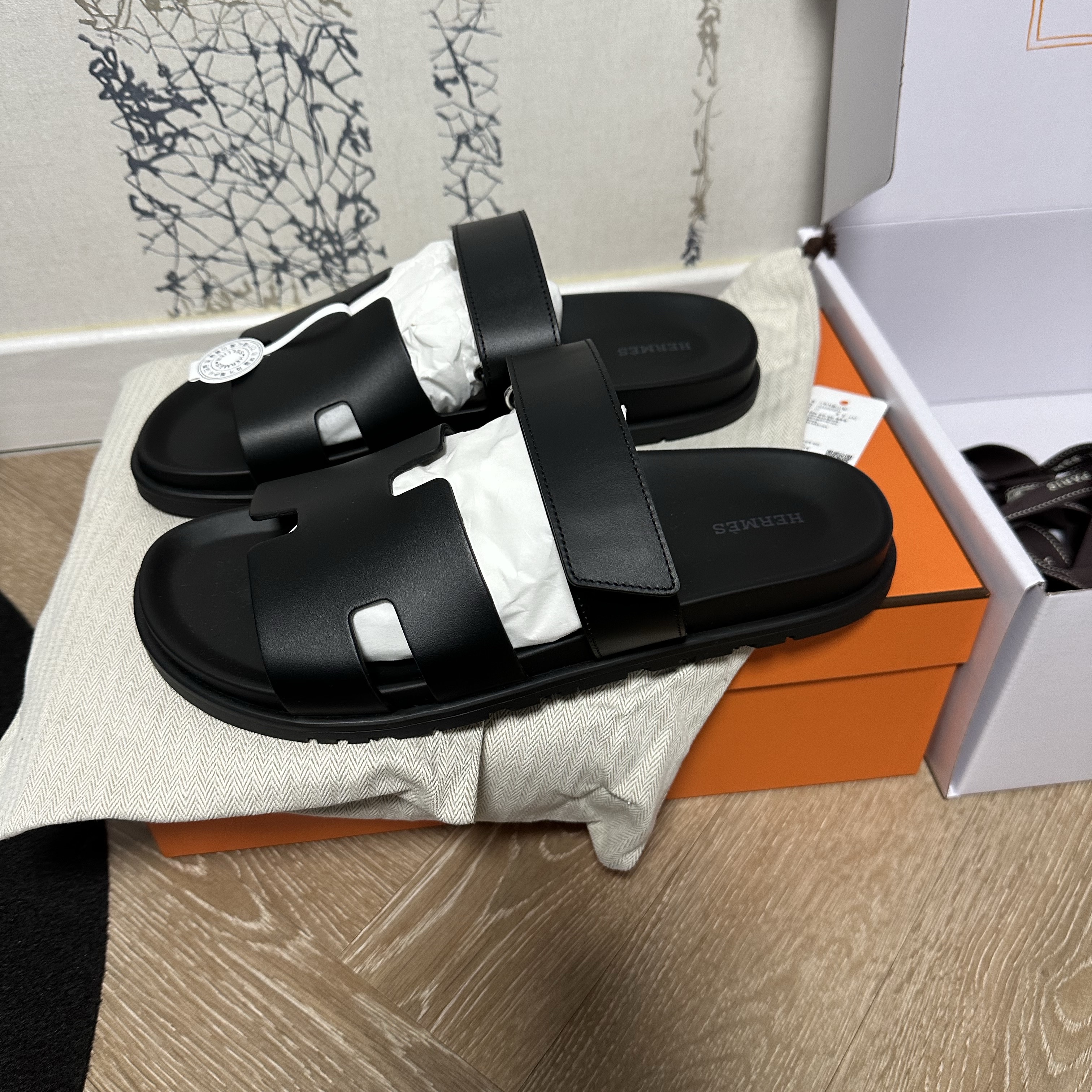 Hermes Chypre Sandal Calfskin & Noir 착용 스타일