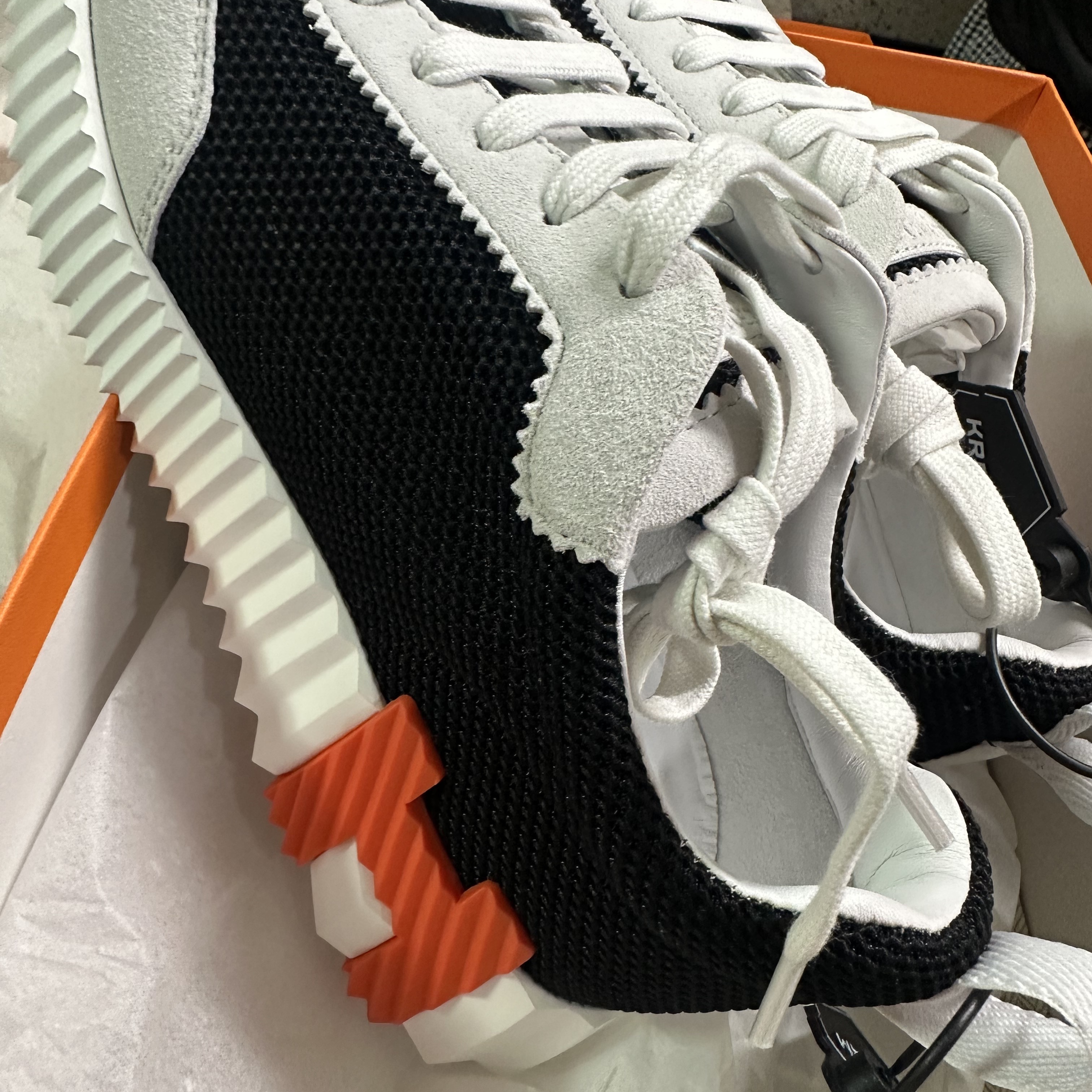 (W) Hermes Bouncing Sneakers Mesh Suede Goatskin & Noir Blanc 착용 스타일 - 3