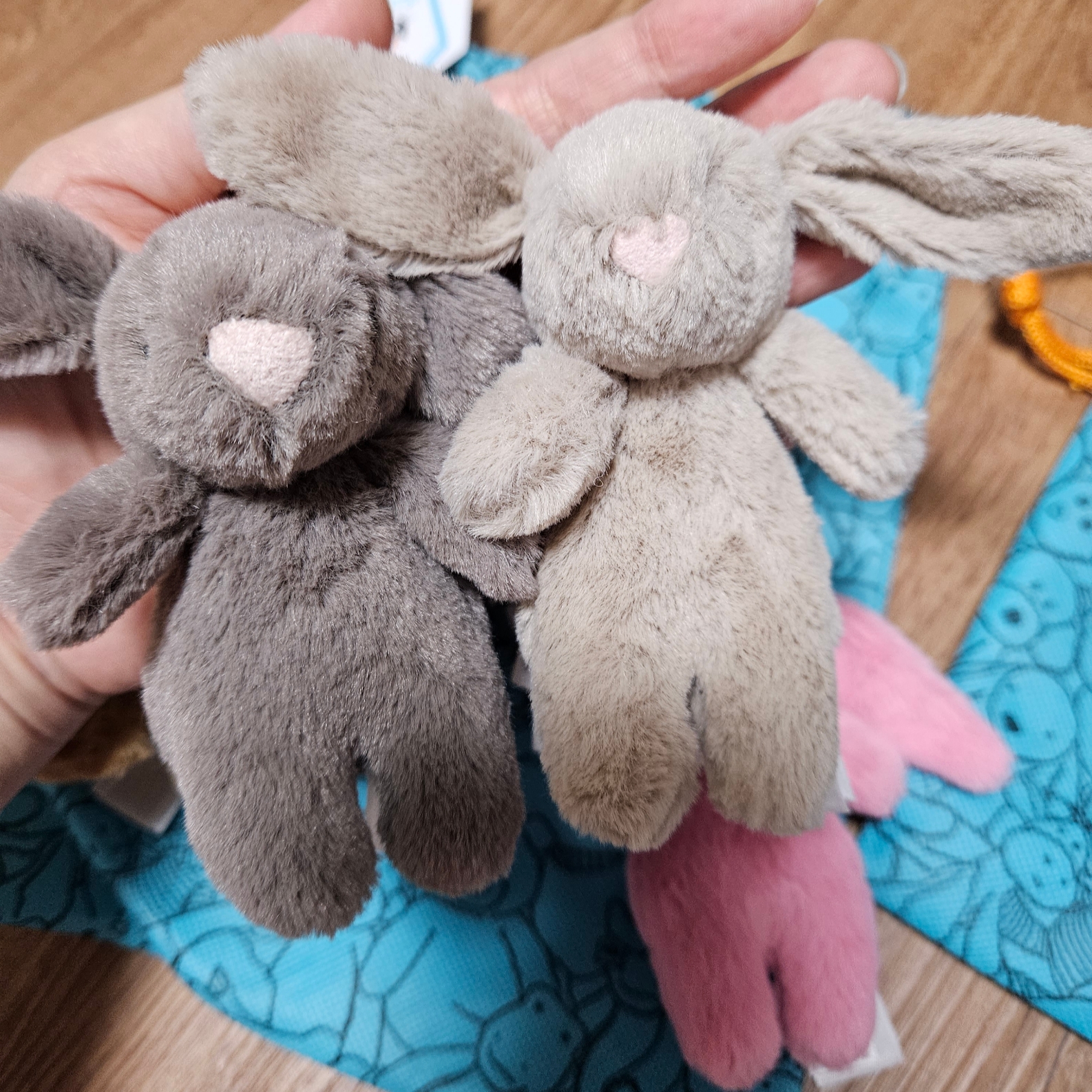 Jellycat Bashful Bunny Bag Charm Beige 착용 스타일