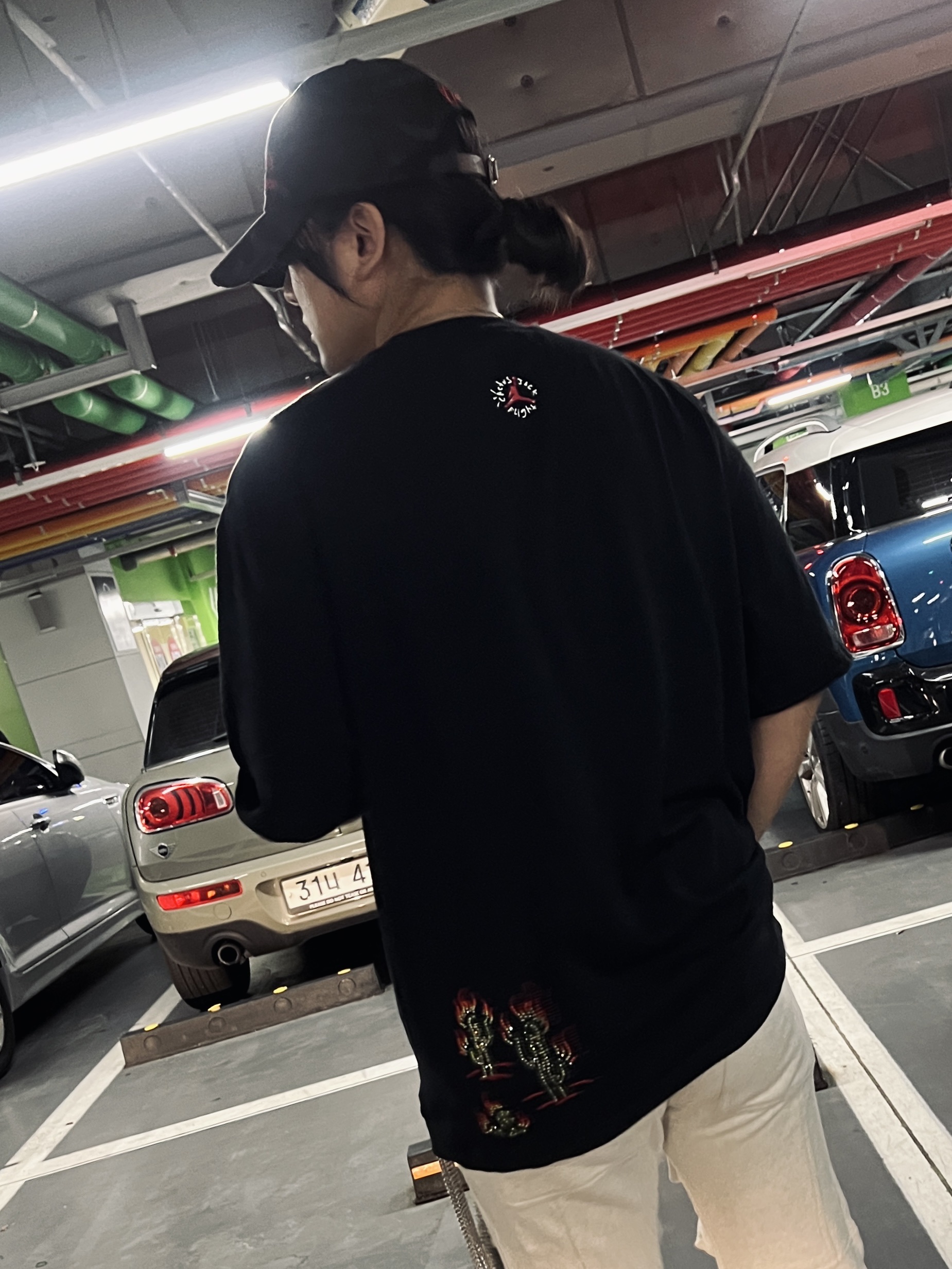 ETCE New Vision Camo Cap Night Jungle, Jordan x Travis Scott T-Shirt Black - US/EU 착용 스타일 - 4