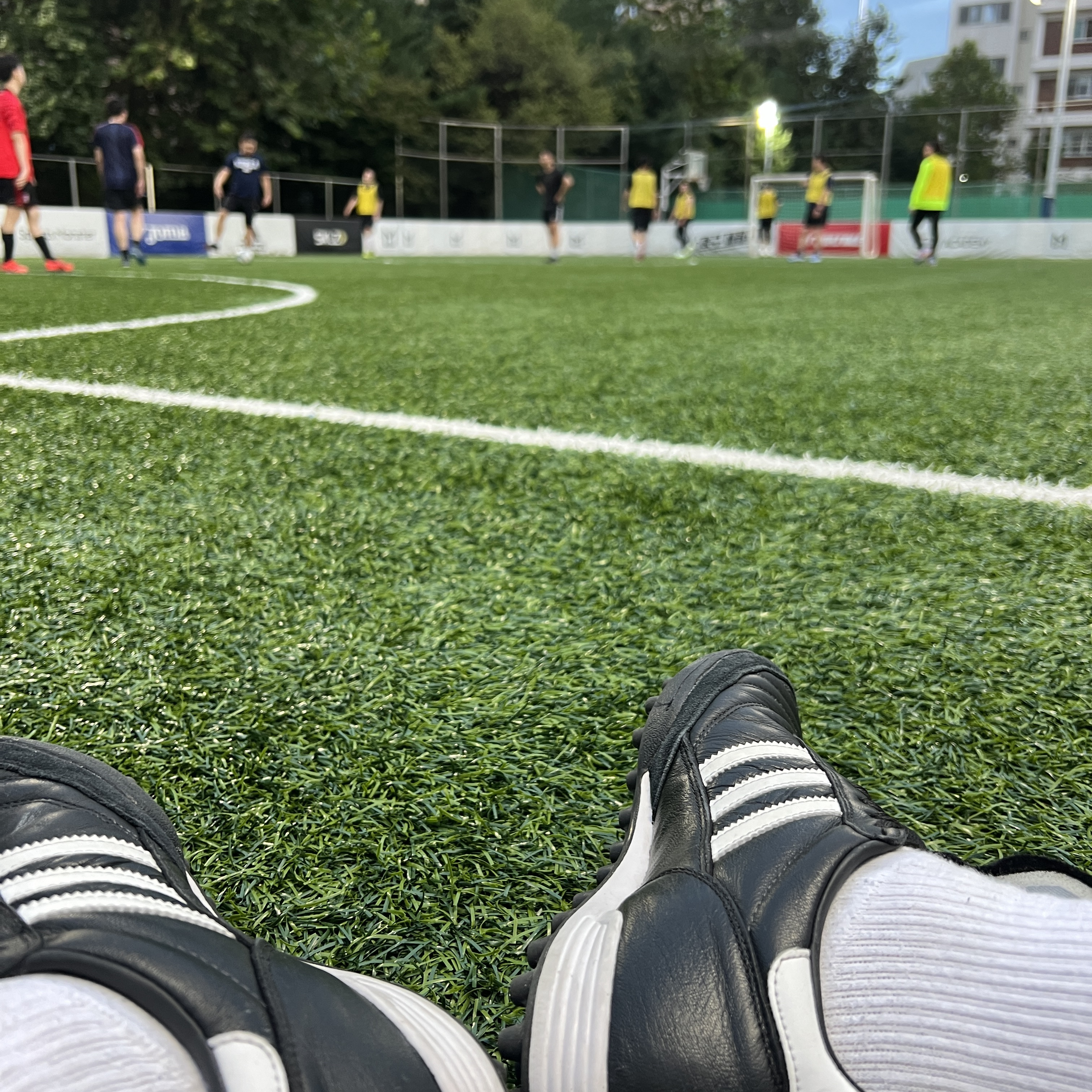 Adidas Mundial Team Soccer Black Cloud White 착용 스타일 - 1
