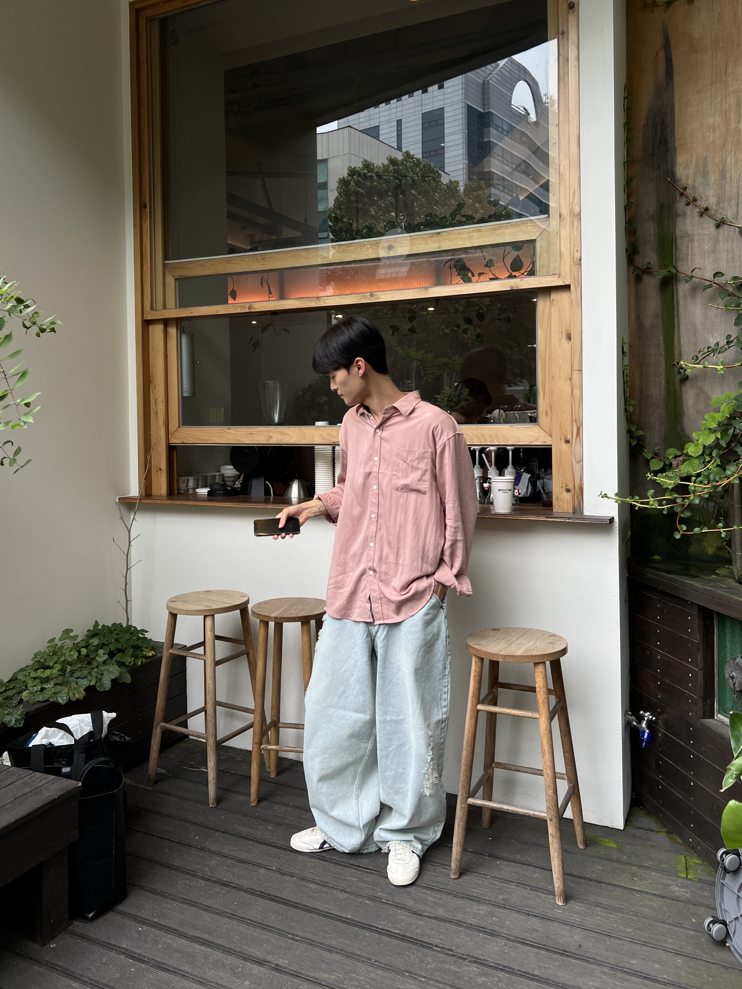 Onitsuka Tiger Mexico 66 SD Cream Peacoat, Maison Margiela Bovine Leather Bi-Fold Wallet Black 착용 스타일 - 3