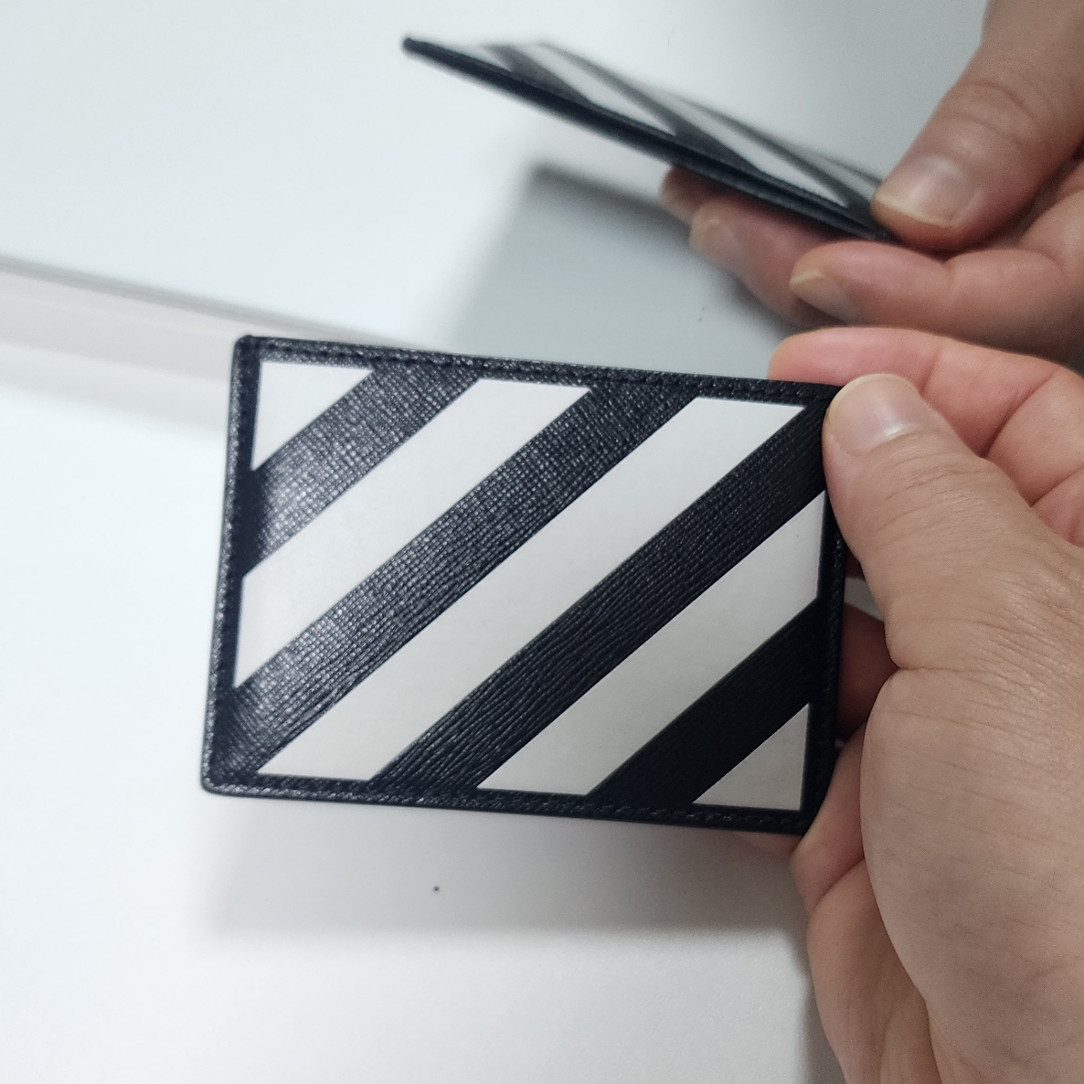 Off-White Binder Diag Saffiano Leather Card Case Black White 착용 스타일 - 2